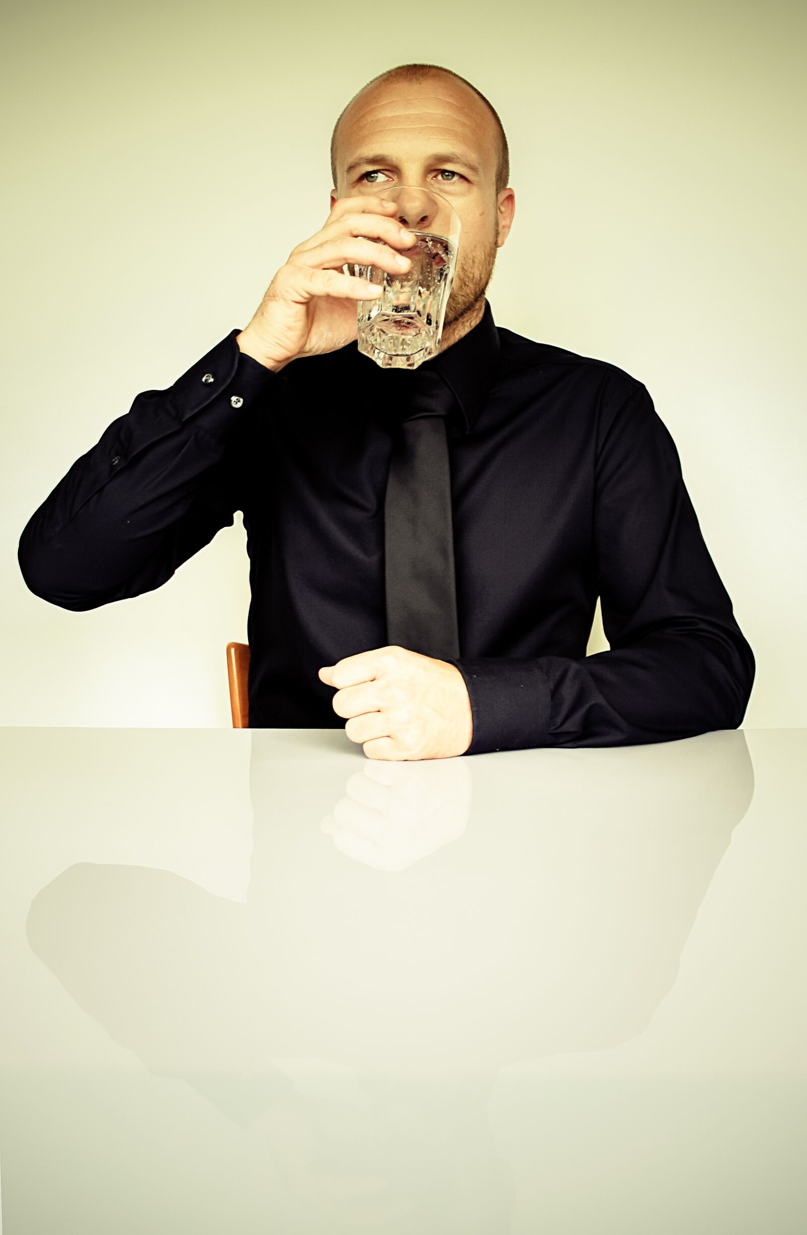 Canon EOS 400D (EOS Digital Rebel XTi / EOS Kiss Digital X) sample photo. Businessman, drinking, fashion photography
