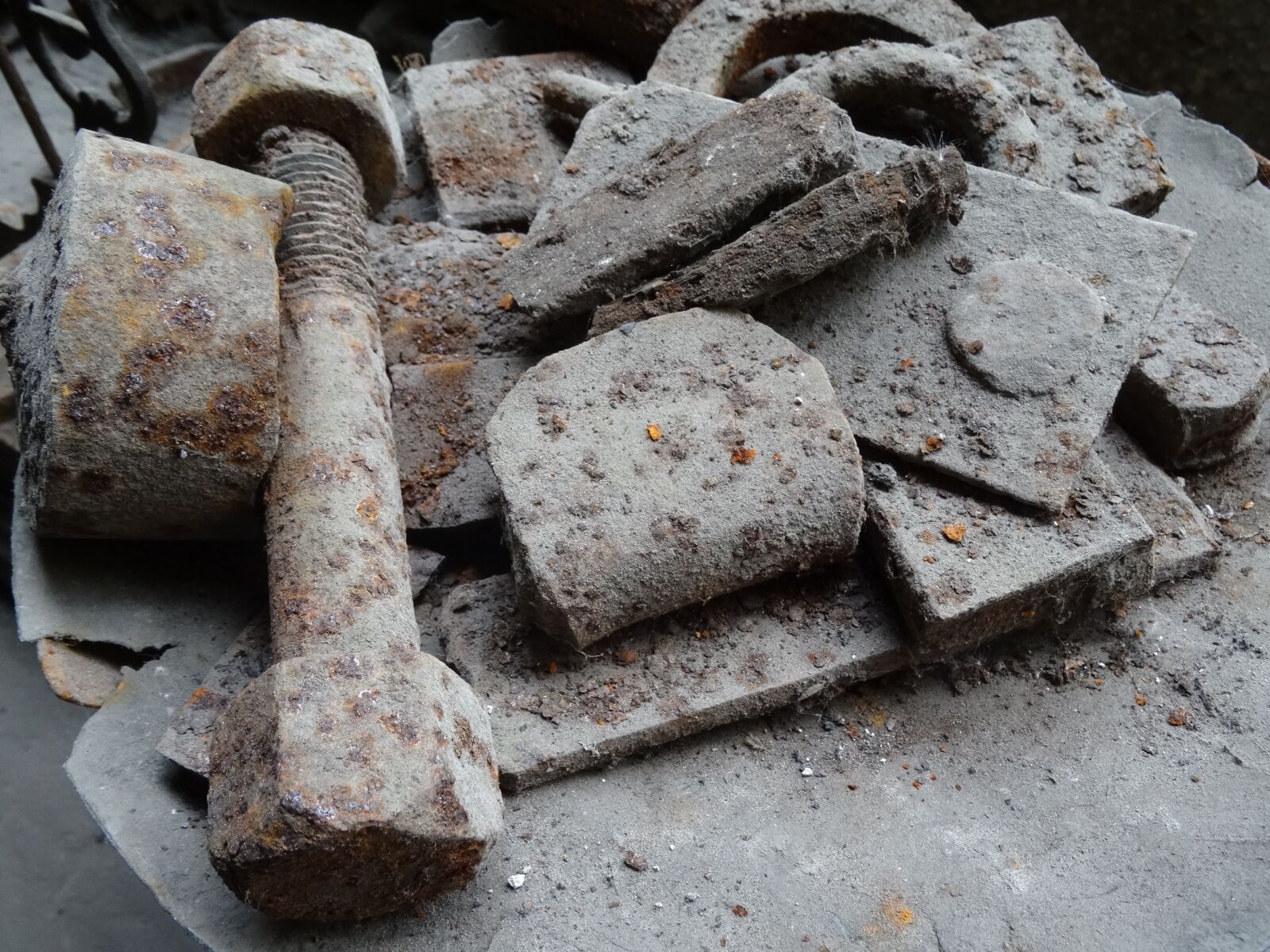 Sony DSC-HX50 sample photo. Decay, screw, rust photography
