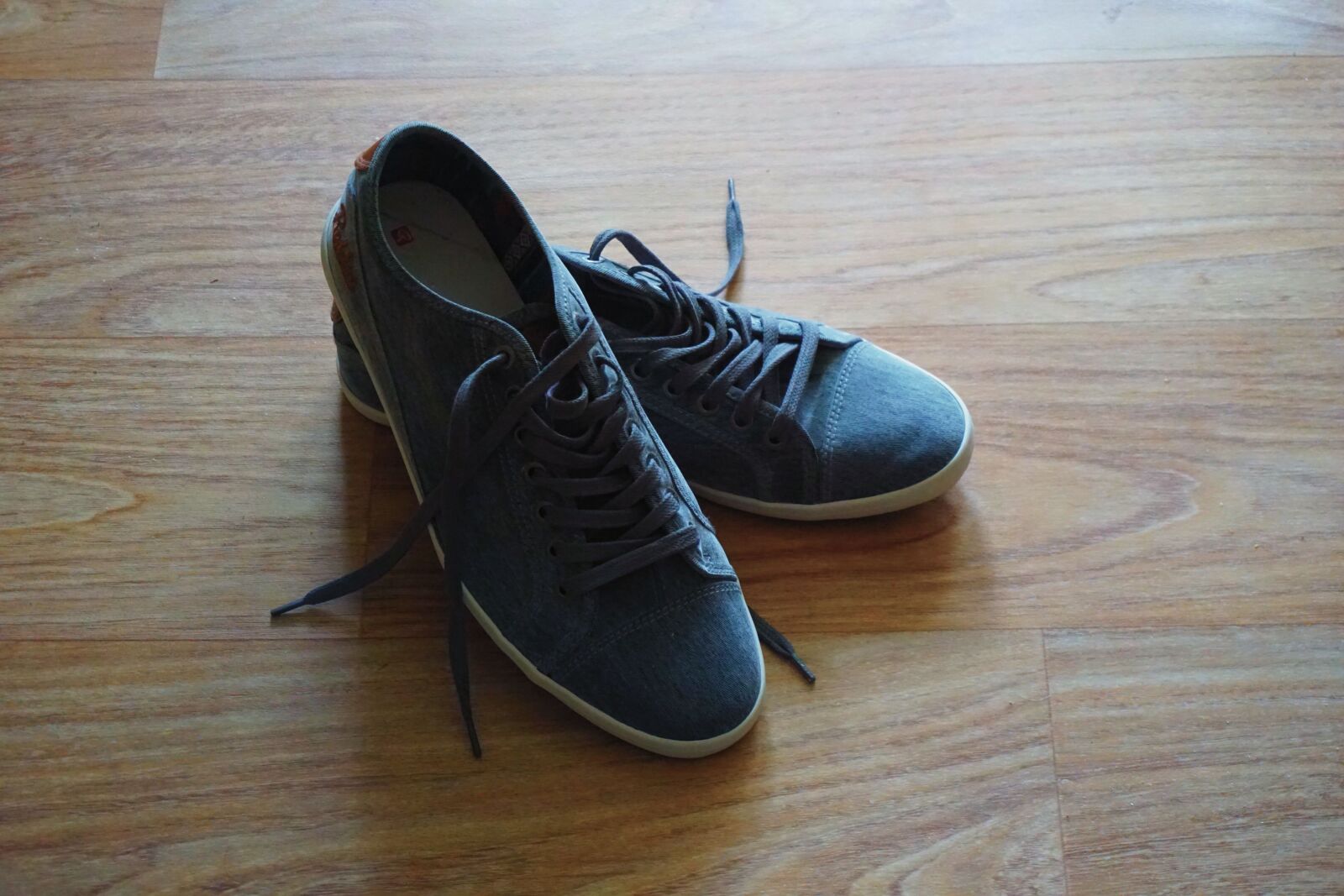 Sony a6000 sample photo. Baskets, chaussures, marche, pieds photography