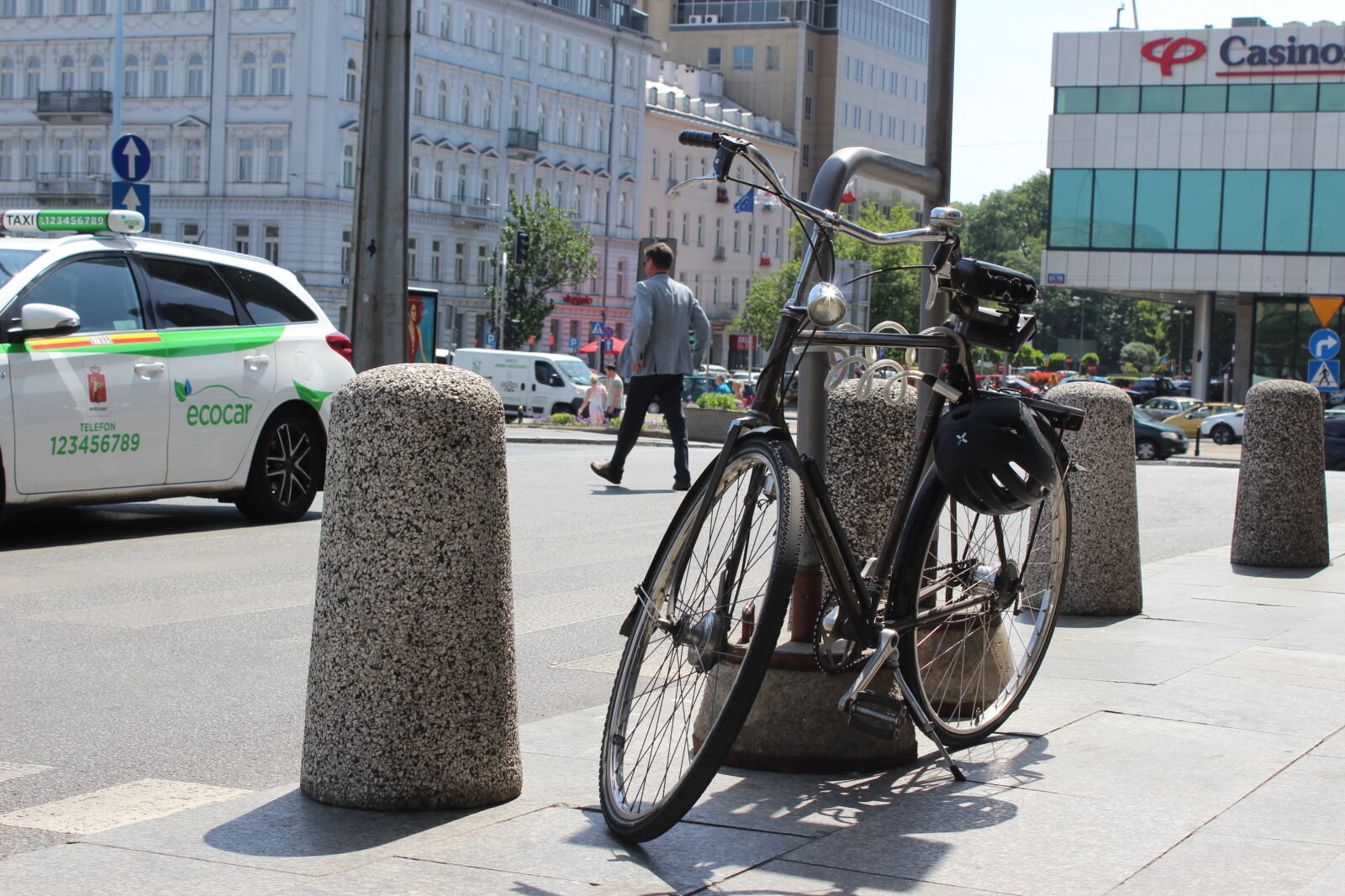 Canon EOS 1200D (EOS Rebel T5 / EOS Kiss X70 / EOS Hi) sample photo. Bike, city, ecology, parking photography