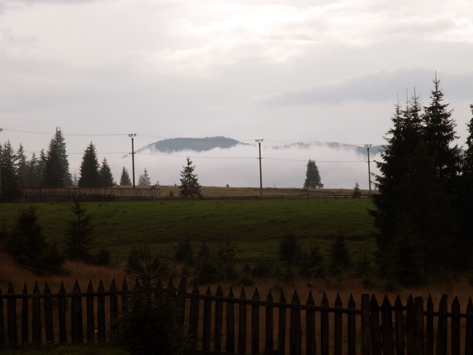KONICA MINOLTA DiMAGE S304 sample photo. Clouds, mountain, nature photography