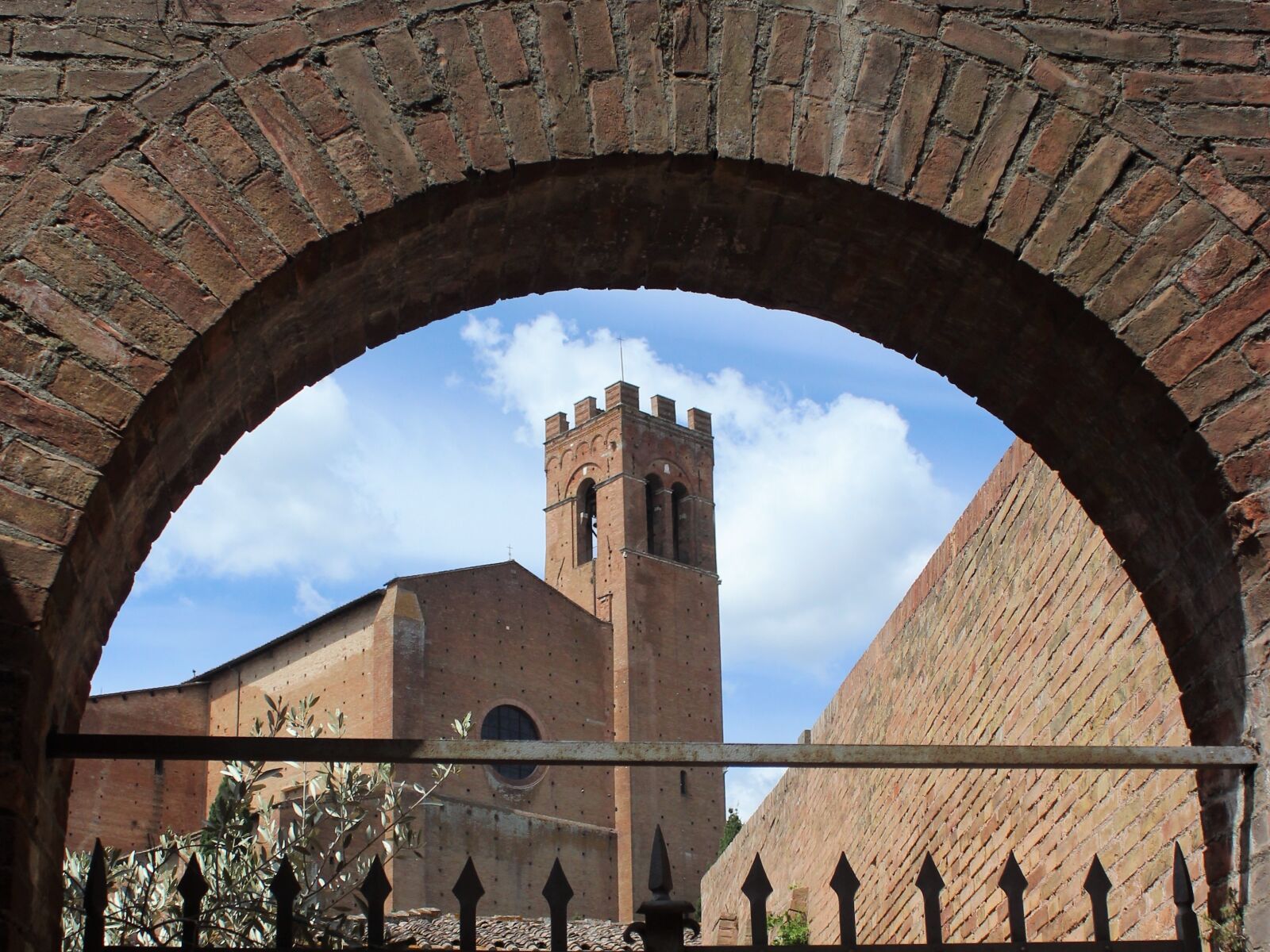 Canon EOS 1200D (EOS Rebel T5 / EOS Kiss X70 / EOS Hi) sample photo. Sienna, church, building photography