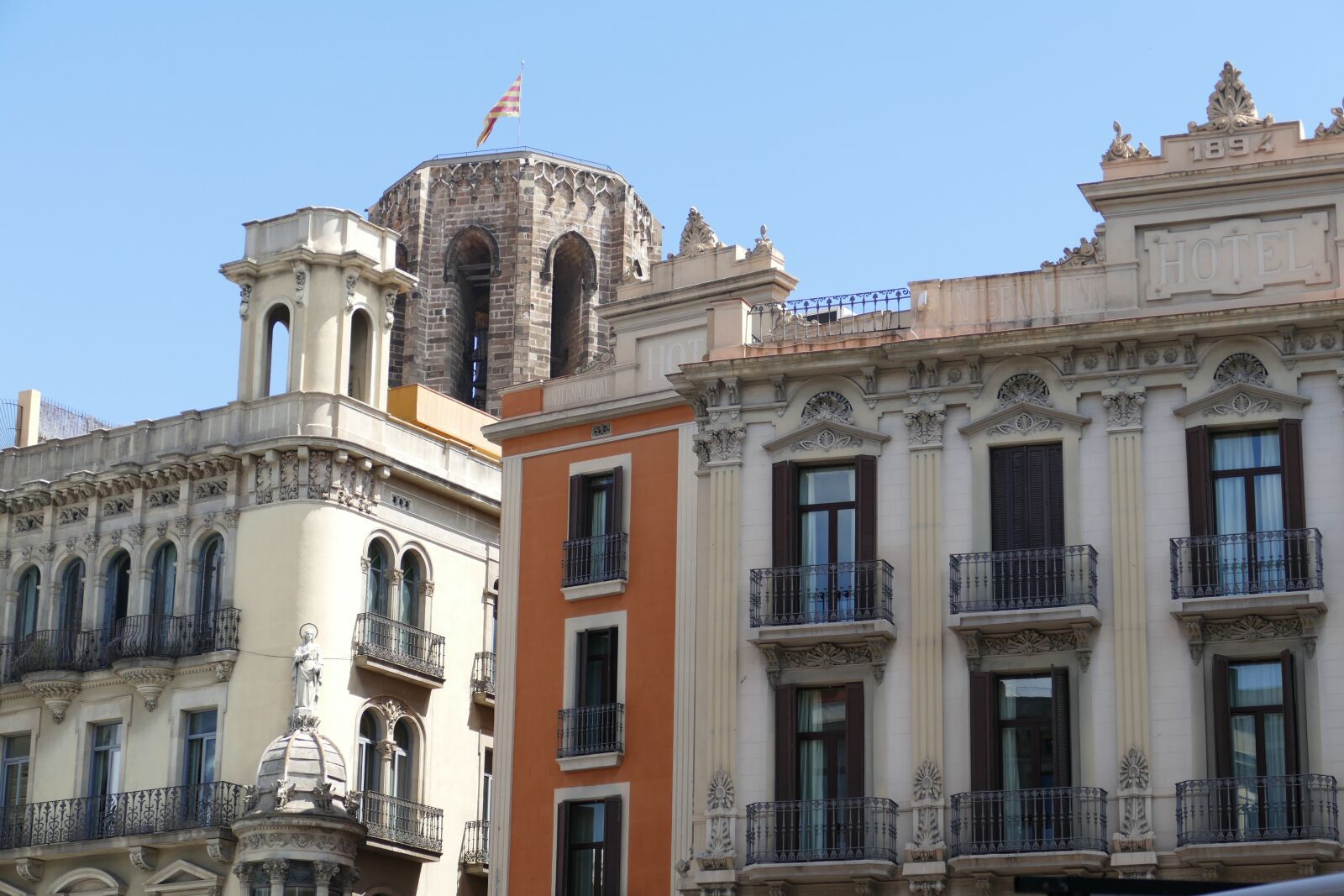 Panasonic Lumix DMC-FZ1000 sample photo. Barcelona, spain, architecture photography