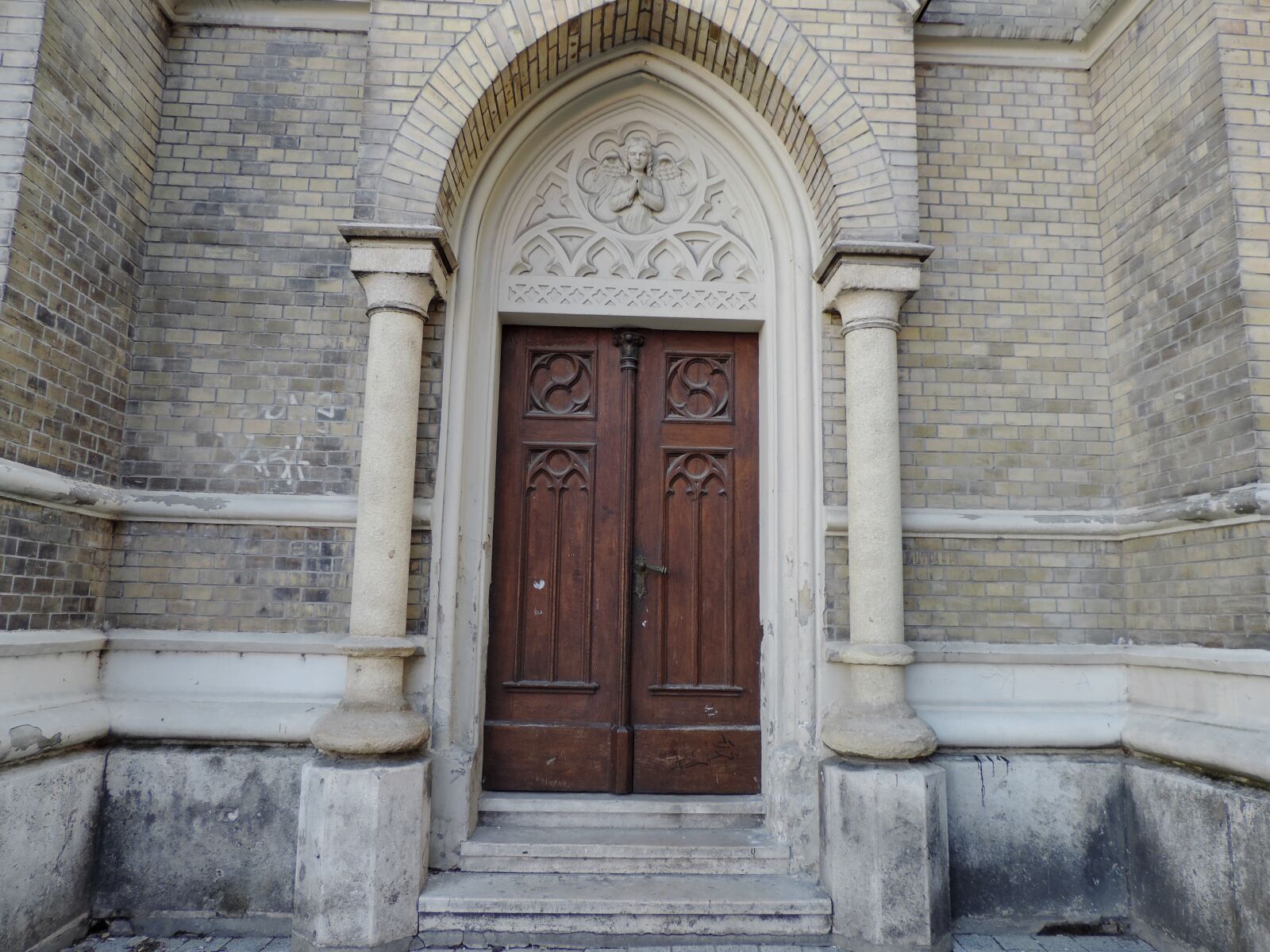 Nikon Coolpix P520 sample photo. Catholic, front door, handmade photography