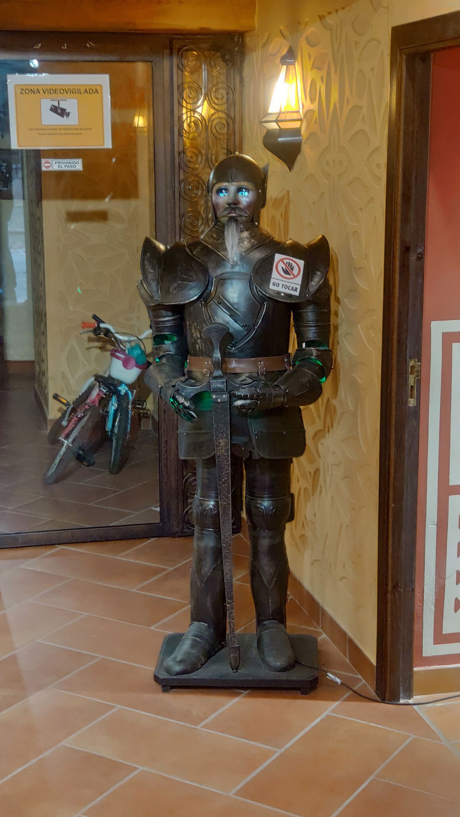 Xiaomi Mi MIX 2S sample photo. Segovia, armor, exhibition photography