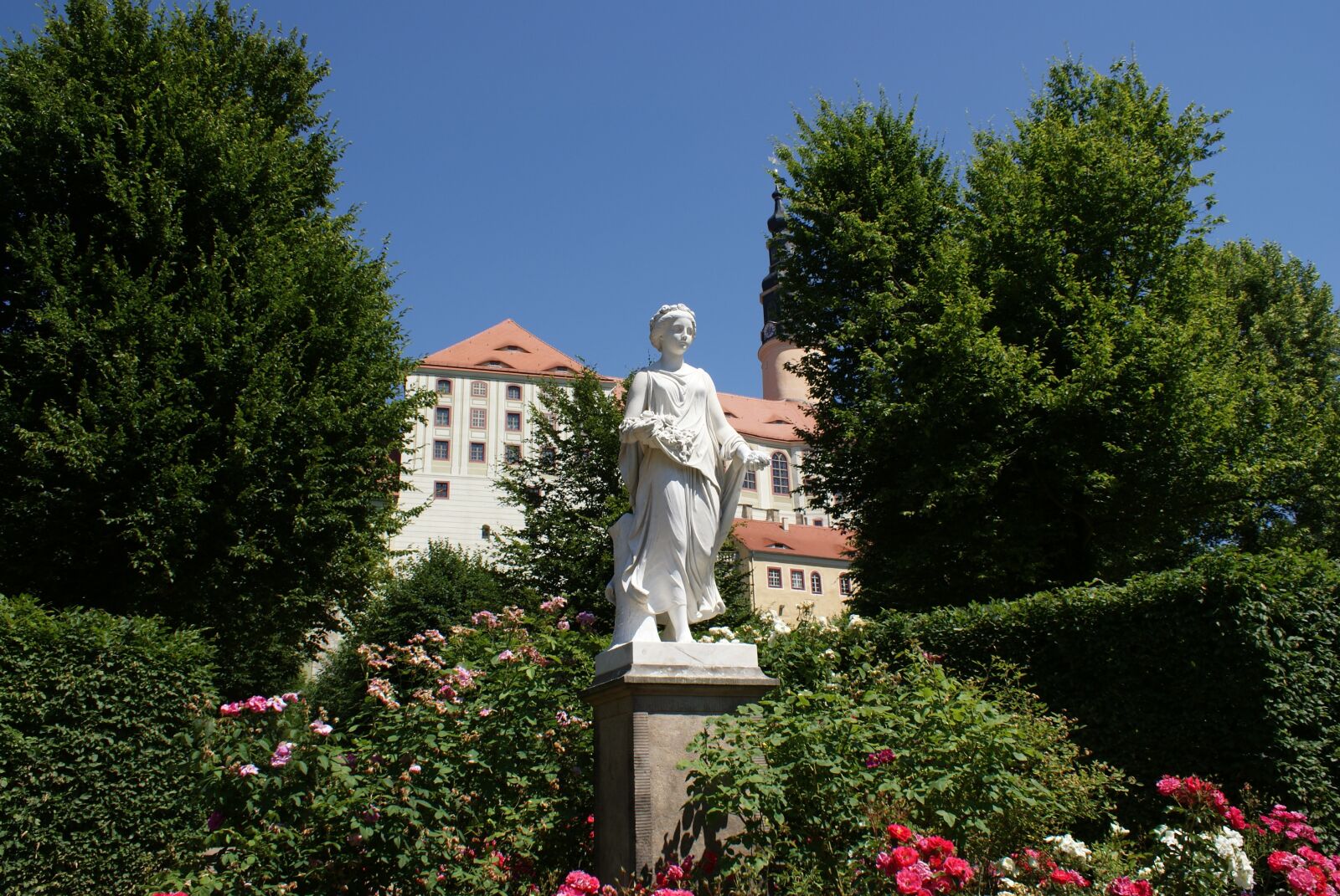 Sony Alpha DSLR-A200 sample photo. Tree, statue, architecture photography