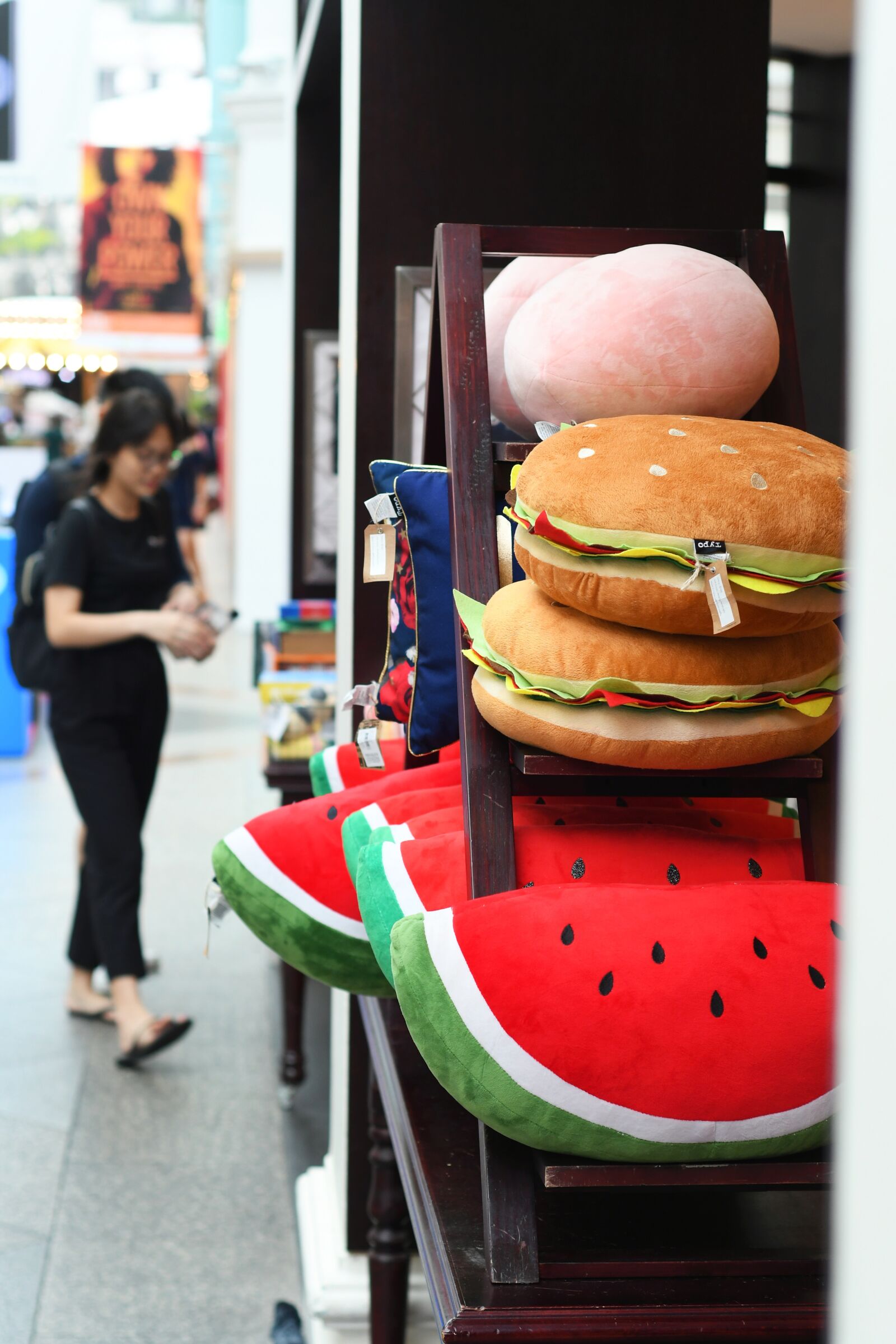 Nikon D7500 sample photo. Shopping, burger, soft toy photography