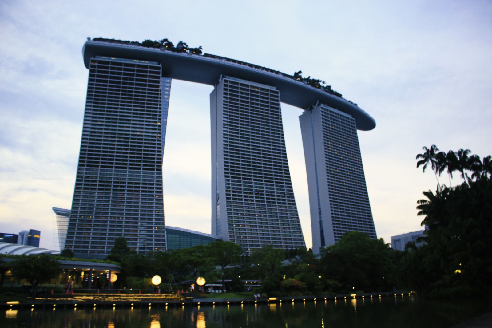 Canon EOS 600D (Rebel EOS T3i / EOS Kiss X5) + Canon EF 50mm F1.8 STM sample photo. Marina bay sands, singapore photography