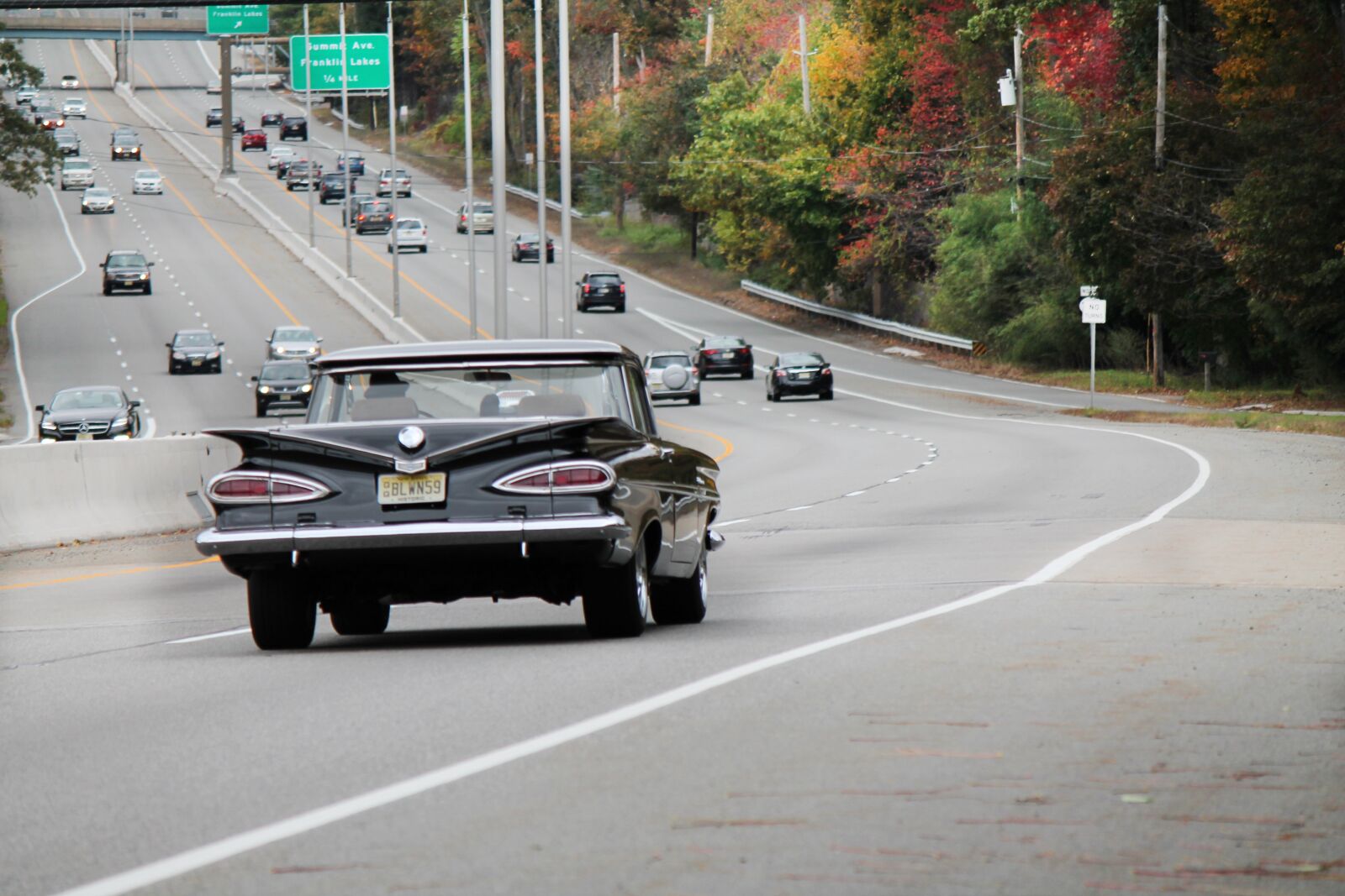 Canon EOS 1100D (EOS Rebel T3 / EOS Kiss X50) sample photo. Old car, highway, vintage photography