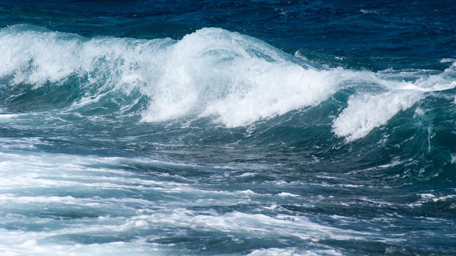 Sony Alpha DSLR-A350 + Sony DT 55-200mm F4-5.6 SAM sample photo. The waves, sea, nature photography