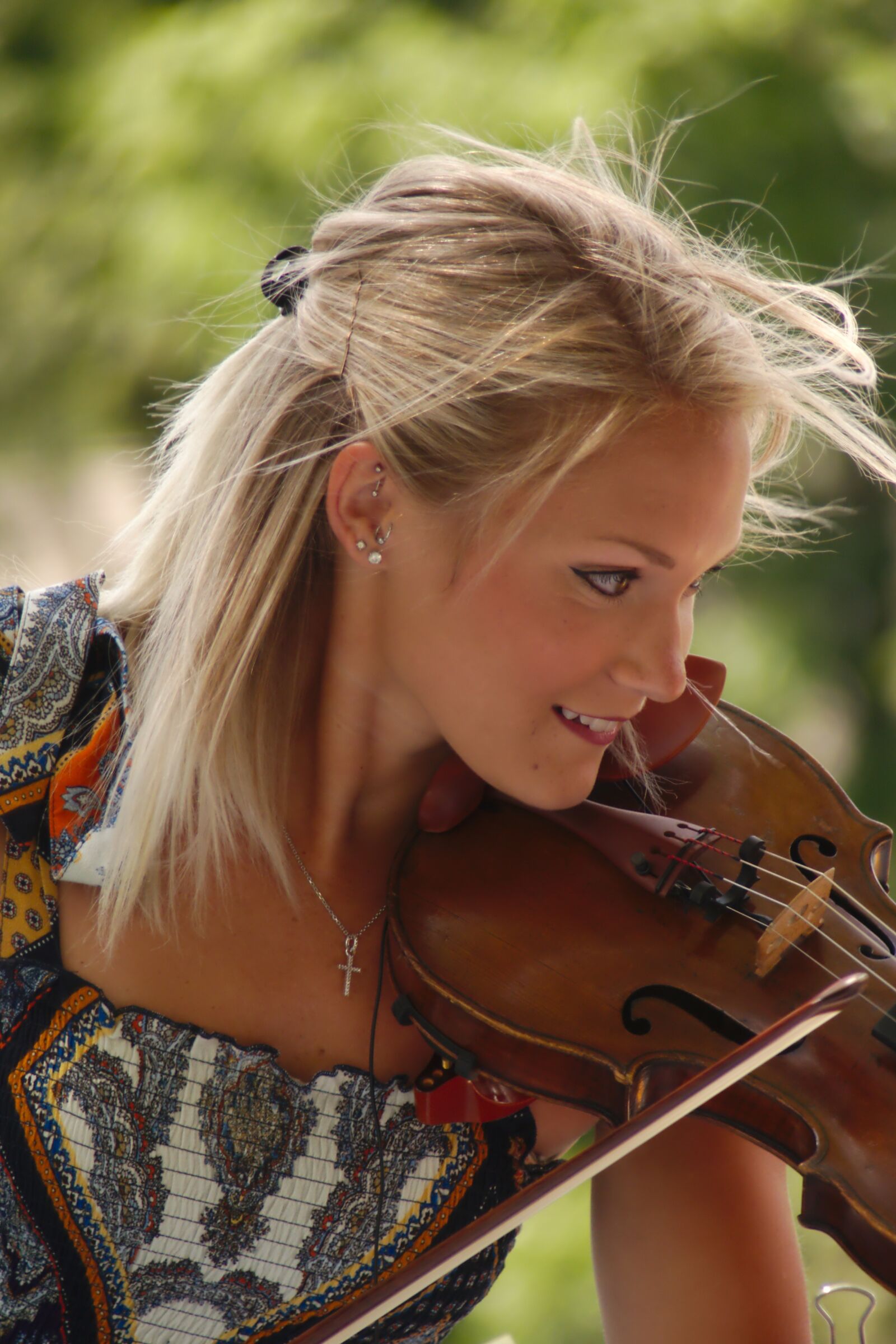 Panasonic Lumix DMC-FZ300 sample photo. Violin, musician, woman photography