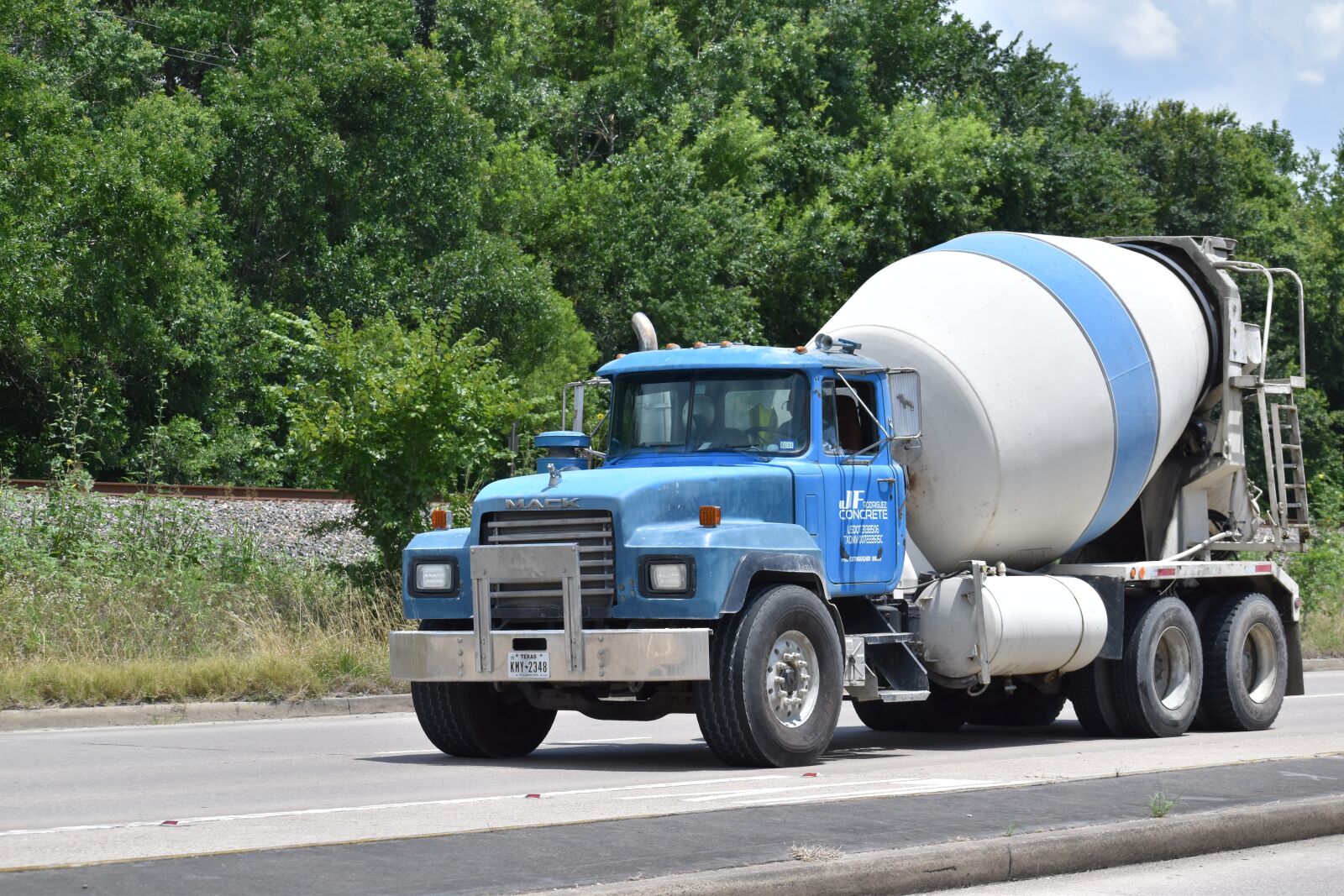 Nikon D3500 sample photo. Cement truck, concrete, construction photography