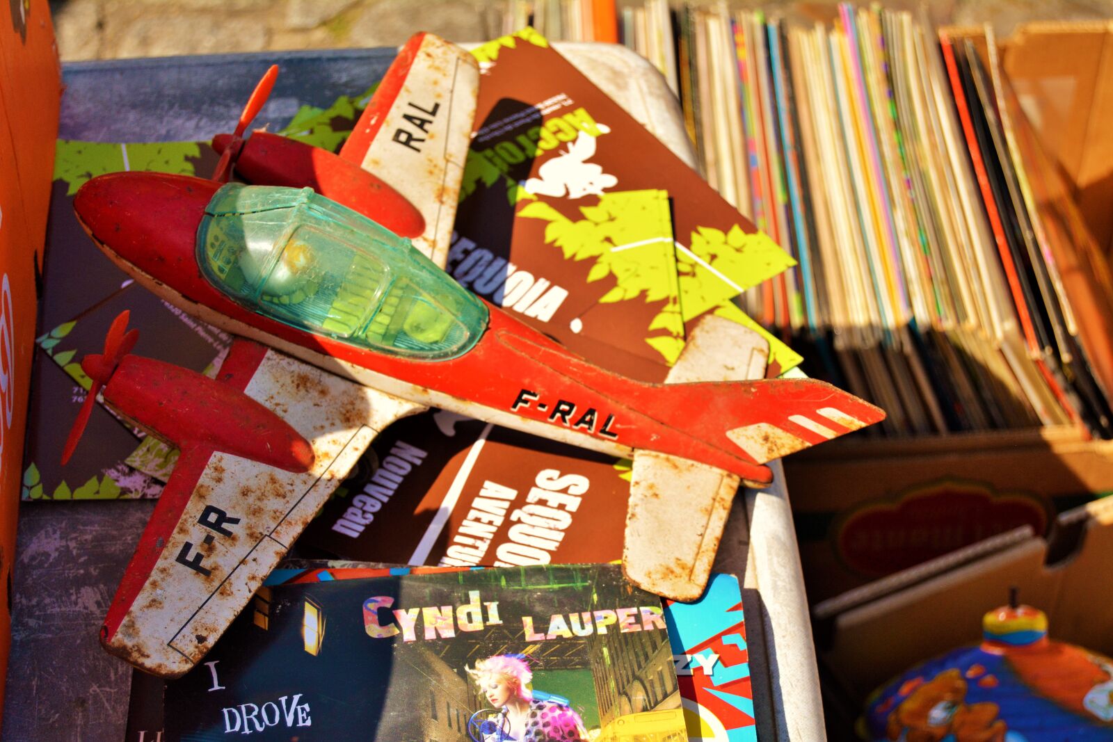 Nikon D5200 sample photo. Flea market, aircraft, vinyls photography