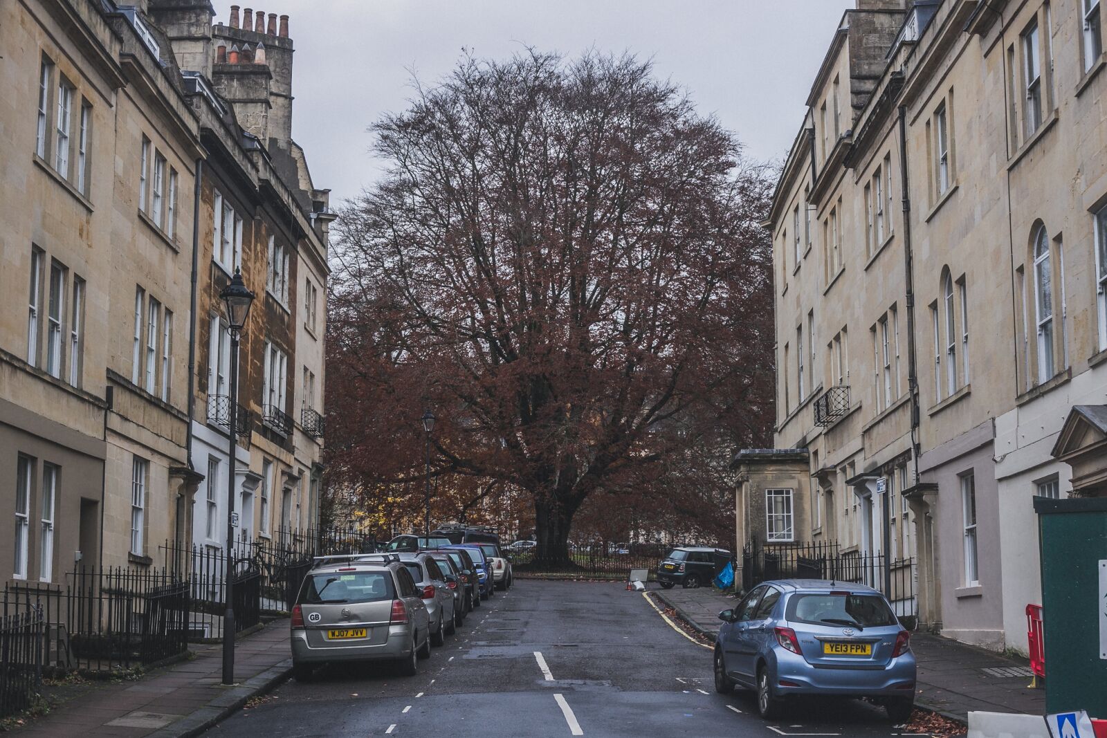 Canon EF 50mm F1.8 II sample photo. Tree, hill, street photography