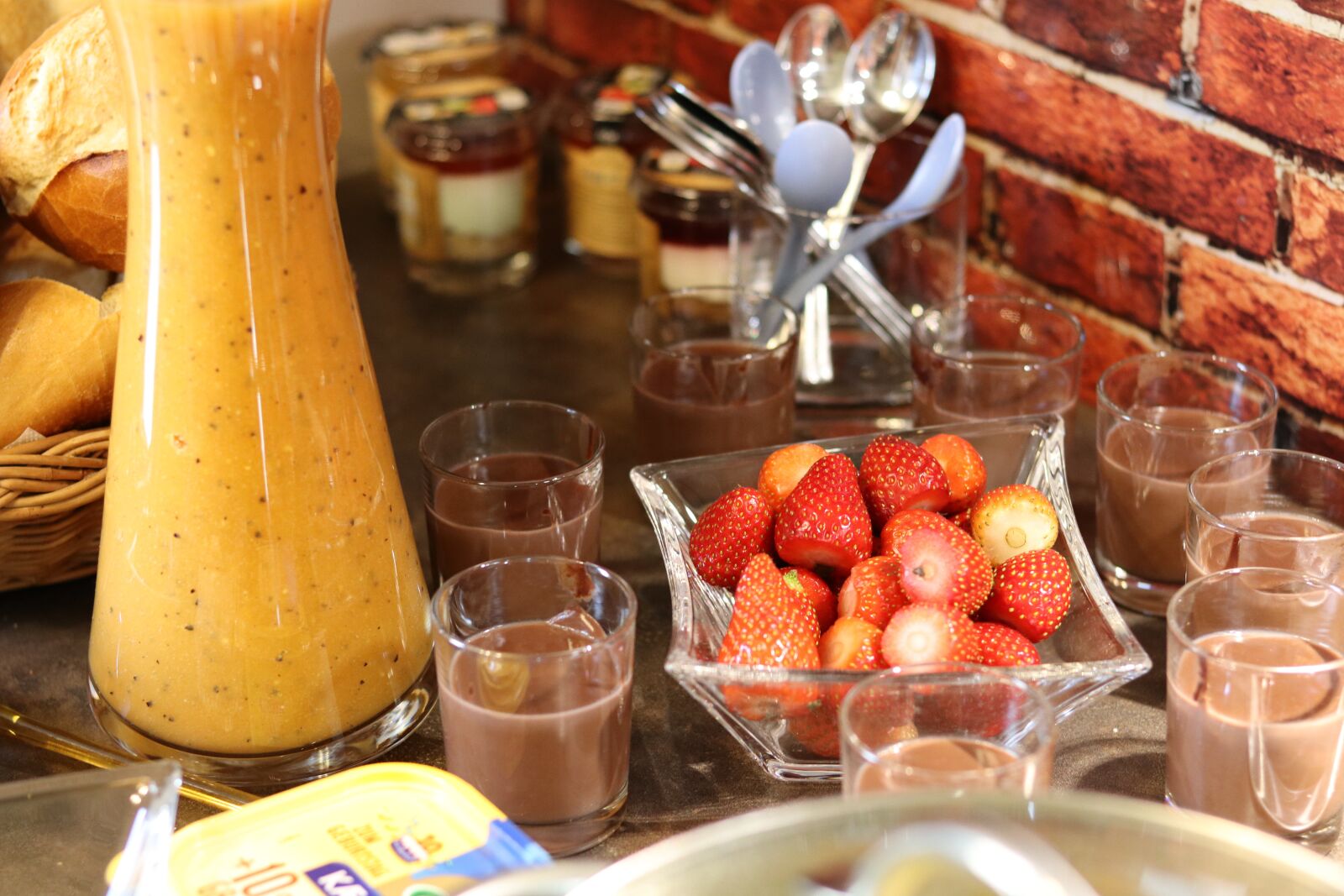 Canon EOS 80D sample photo. Strawberries, smoothie, pudding photography