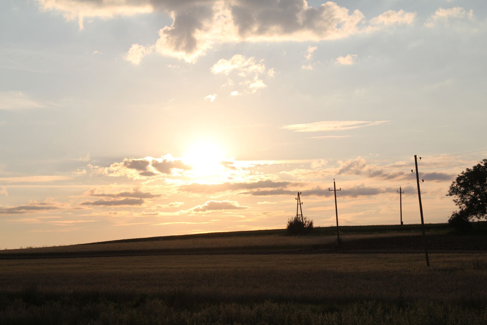 Canon EOS 550D (EOS Rebel T2i / EOS Kiss X4) sample photo. Sunrise, clouds, fields photography