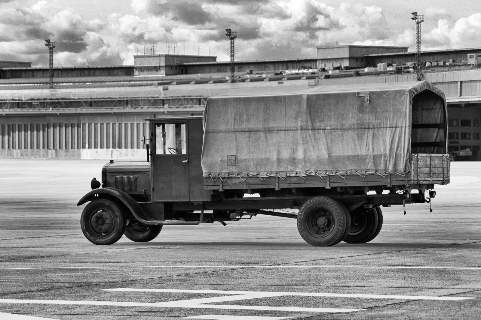 Canon EOS 1100D (EOS Rebel T3 / EOS Kiss X50) sample photo. Truck, historically, german empire photography