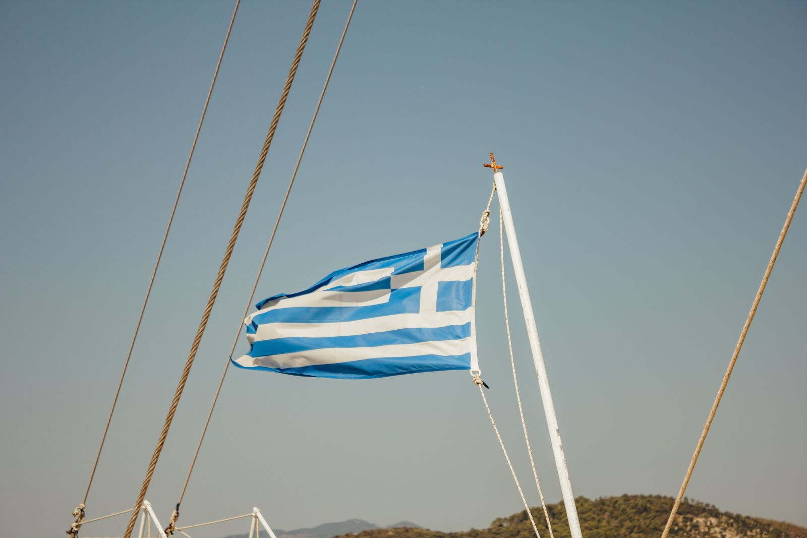 Canon EF-S 18-55mm F3.5-5.6 IS sample photo. Greece, flag, heraldry, sailboat photography