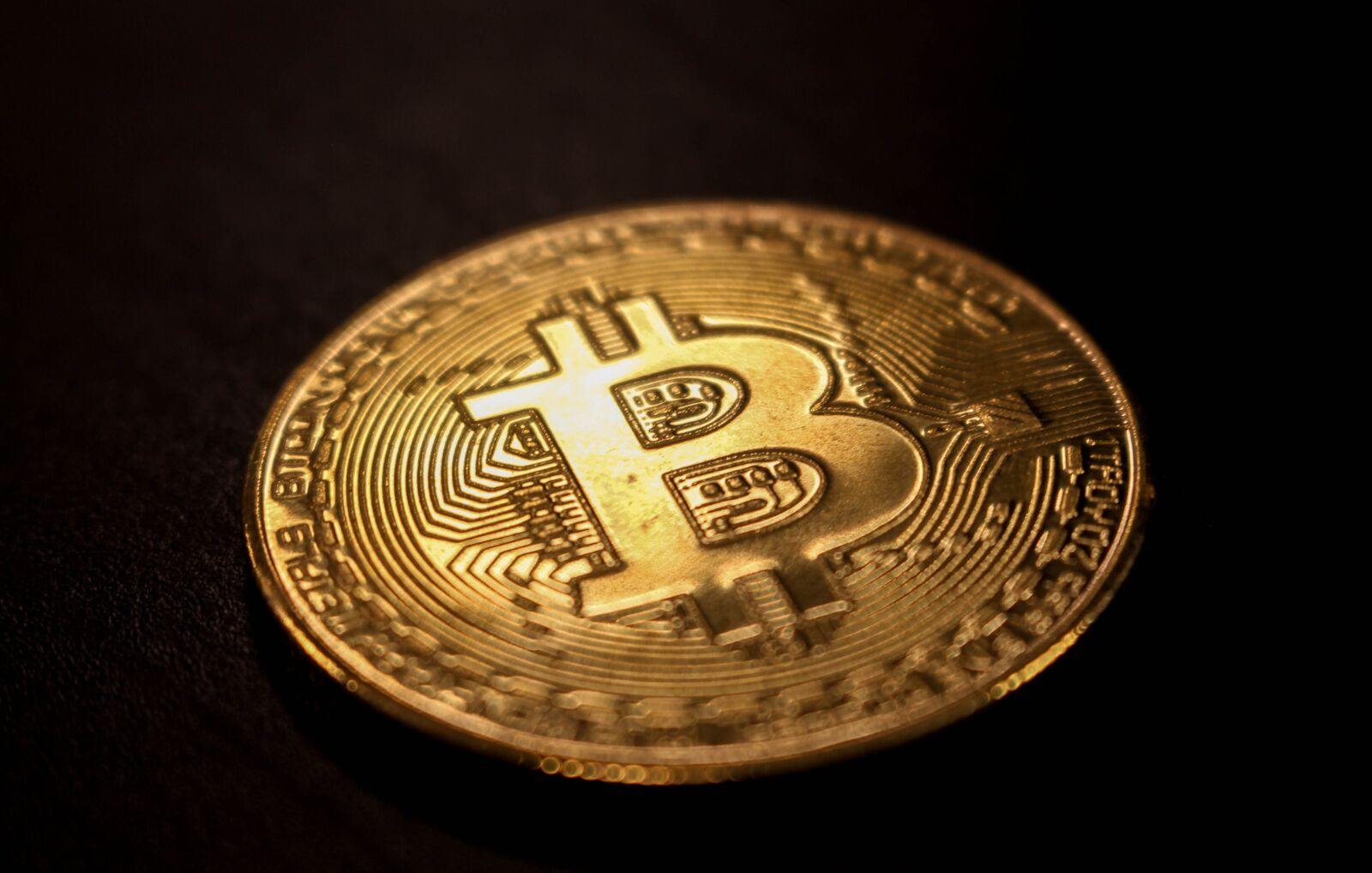 Canon EOS 700D (EOS Rebel T5i / EOS Kiss X7i) sample photo. Bitcoin, trading, currency photography