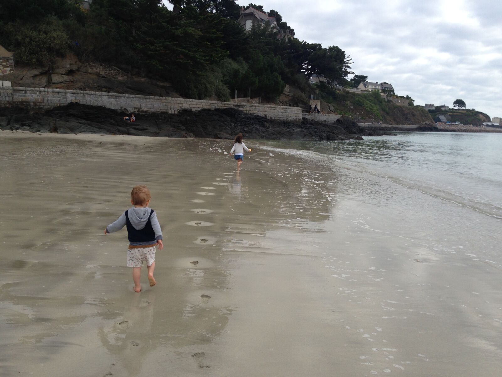 iPhone 5c back camera 4.12mm f/2.4 sample photo. Children, beach, summer photography