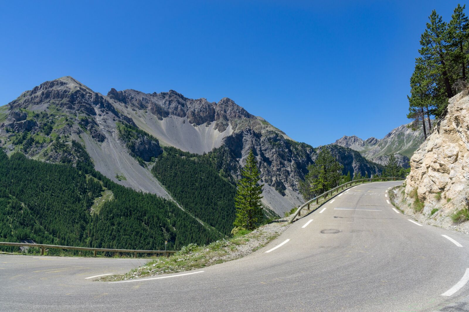 Sony Vario-Tessar T* E 16-70mm F4 ZA OSS sample photo. Alpine, road, landscape photography