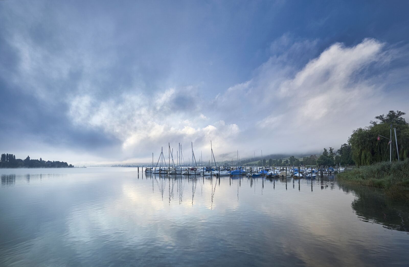 10-20mm F3.5 sample photo. Waterscape, lake, blue hour photography