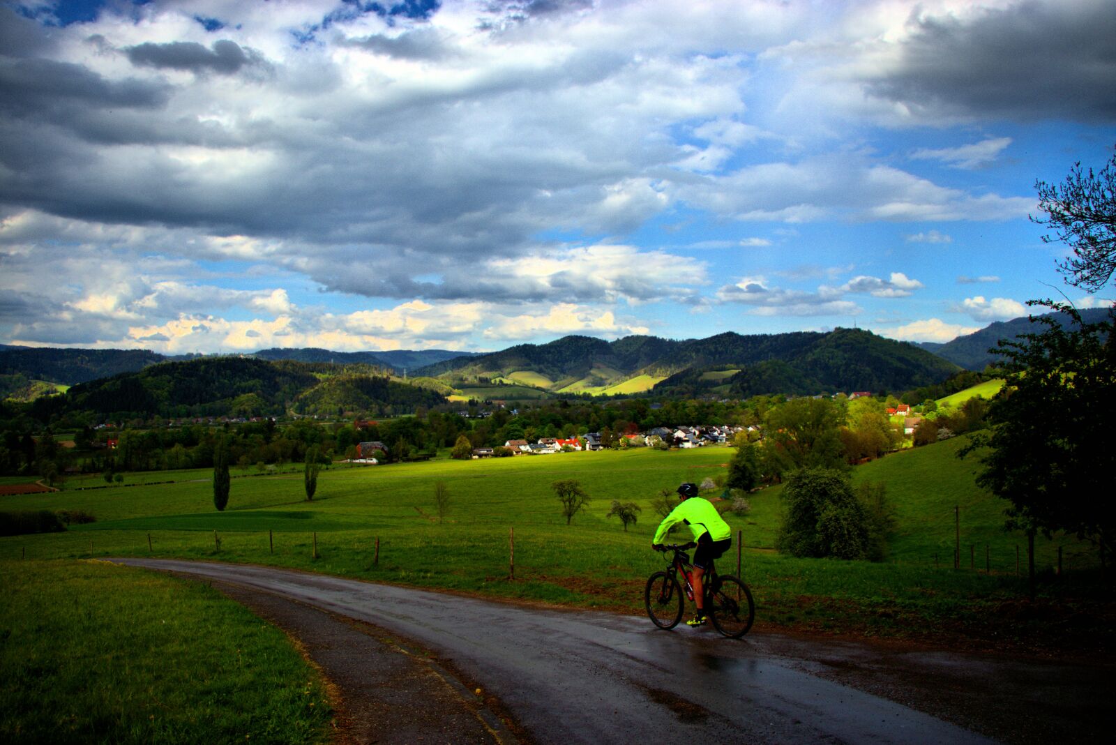 Canon EF-S 18-135mm F3.5-5.6 IS USM sample photo. Mountain bike, sport, cycling photography