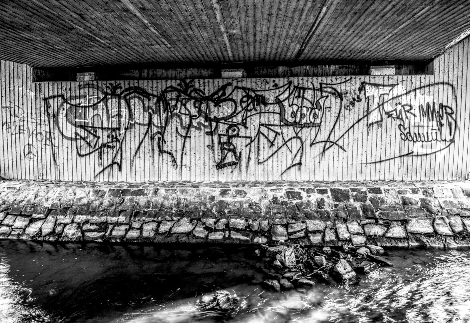 Sony E 16-50mm F3.5-5.6 PZ OSS sample photo. Graffiti, wall, art photography