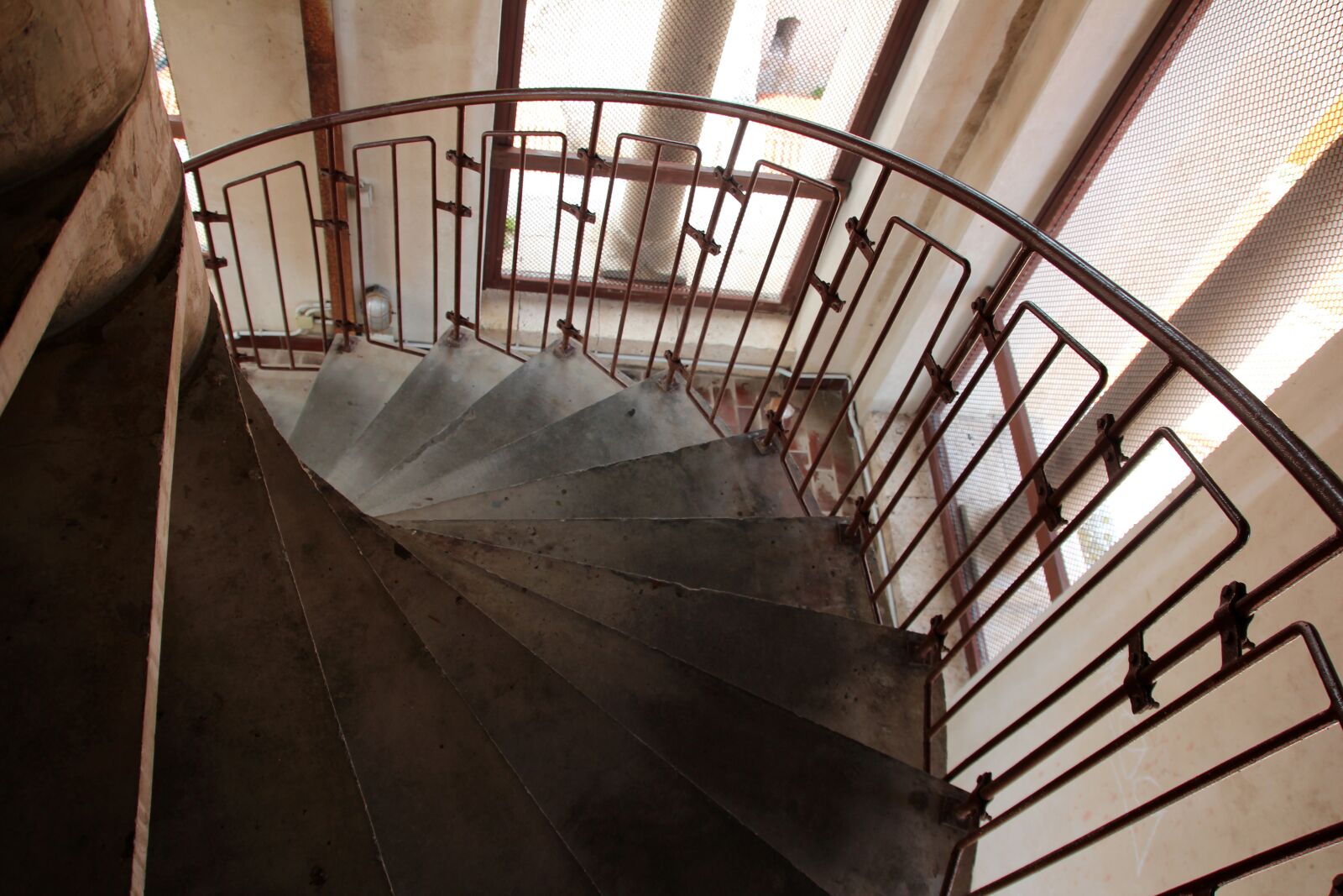 Canon EOS 600D (Rebel EOS T3i / EOS Kiss X5) sample photo. Stairs, emergence, gradually photography
