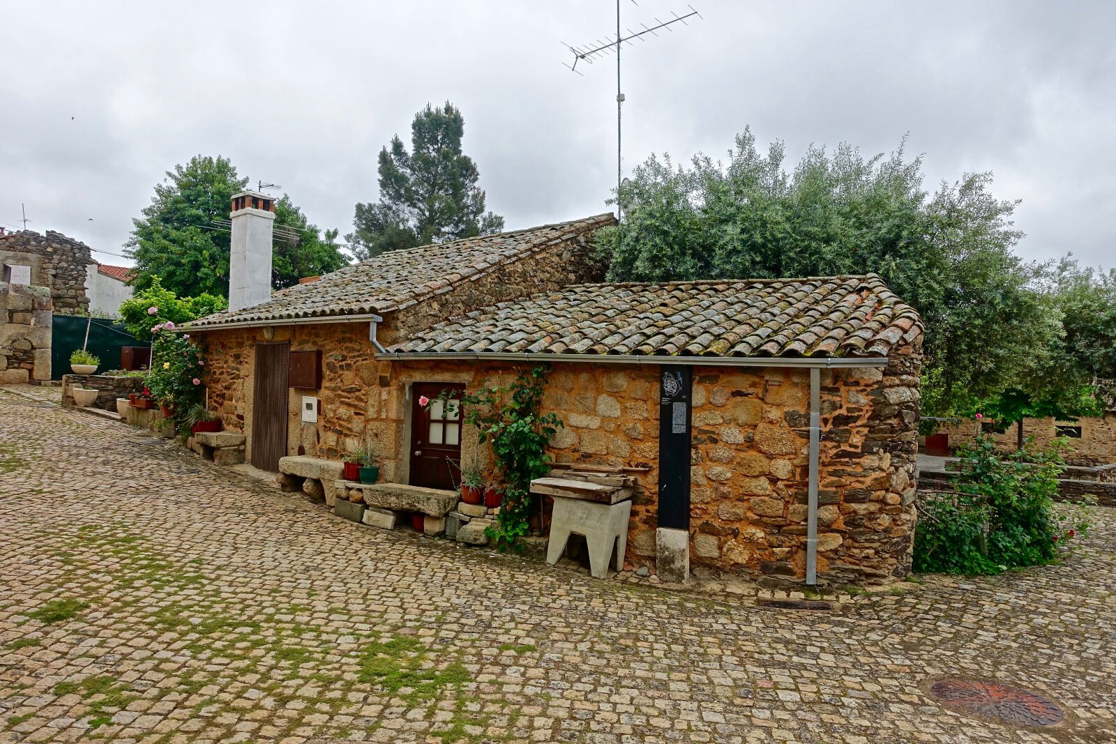 Sony Cyber-shot DSC-RX100 III sample photo. Cottage, stone, traditional photography