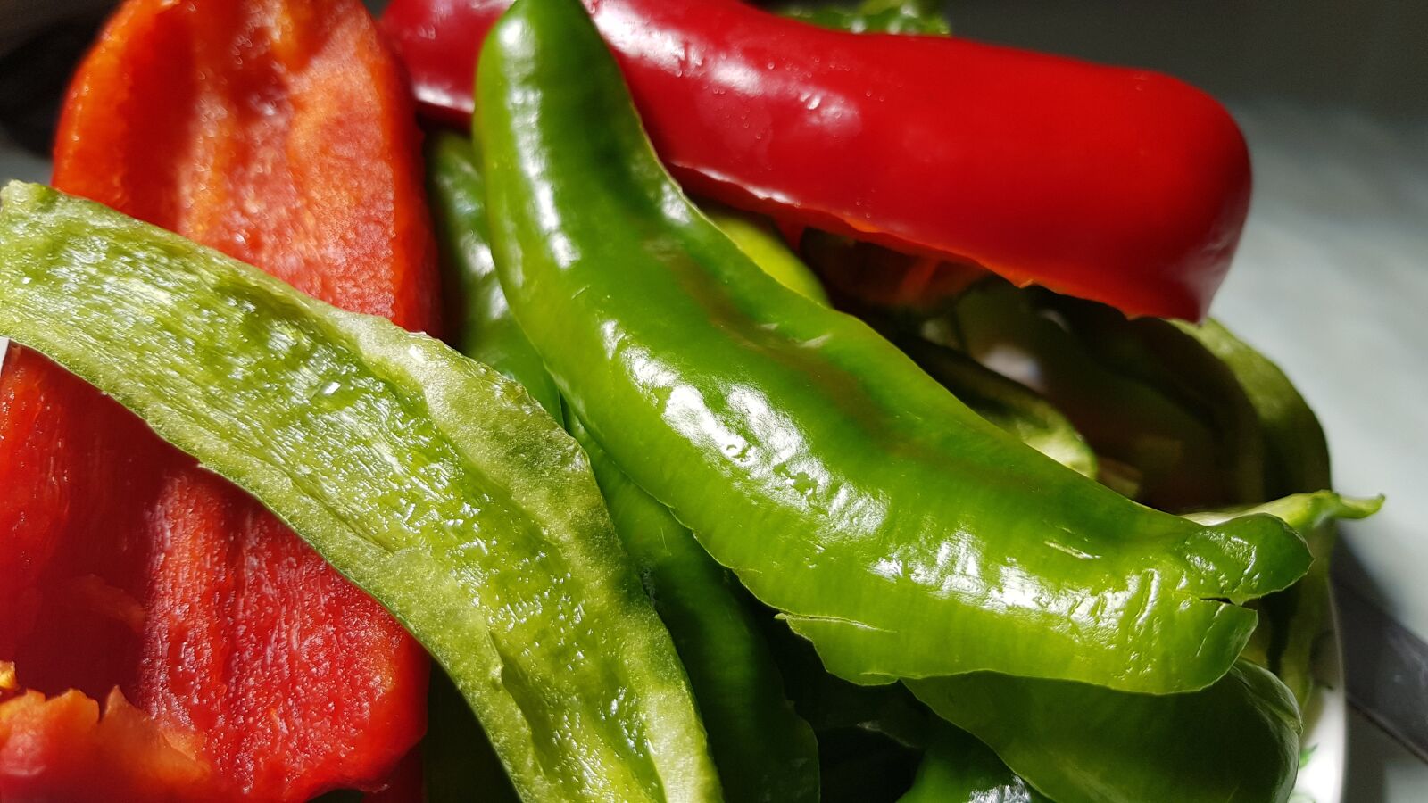 Samsung Galaxy S8 sample photo. Peppers, green, red photography