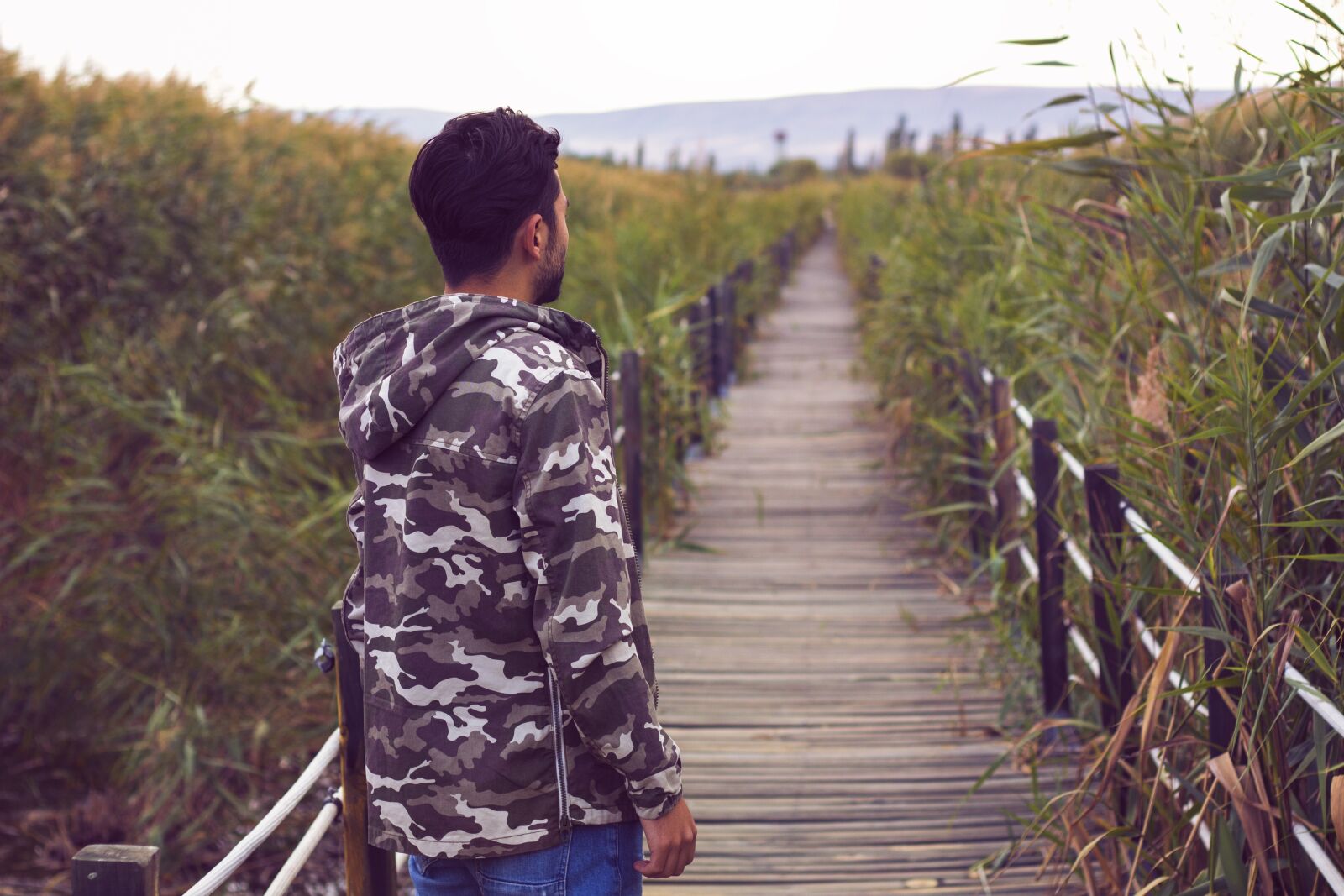 Canon EOS 650D (EOS Rebel T4i / EOS Kiss X6i) + Canon EF 50mm F1.8 II sample photo. Human, green, reedy photography
