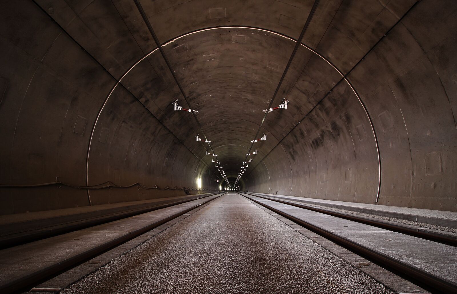 Canon EOS 700D (EOS Rebel T5i / EOS Kiss X7i) sample photo. Concrete, lights, perspective photography