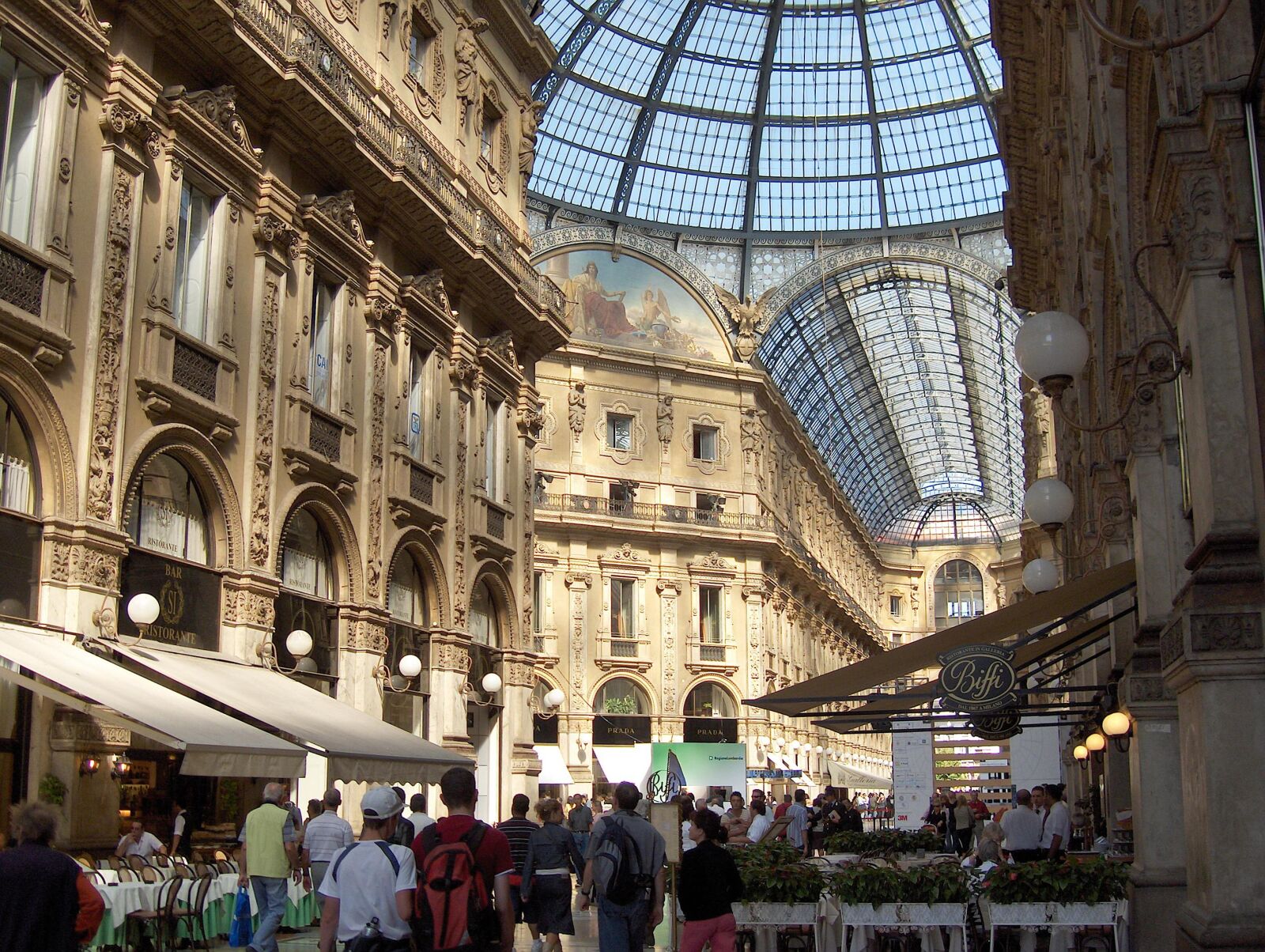 HP PHOTOSMART R717 (V01.00) sample photo. Milan, shopping arcade, gallery photography