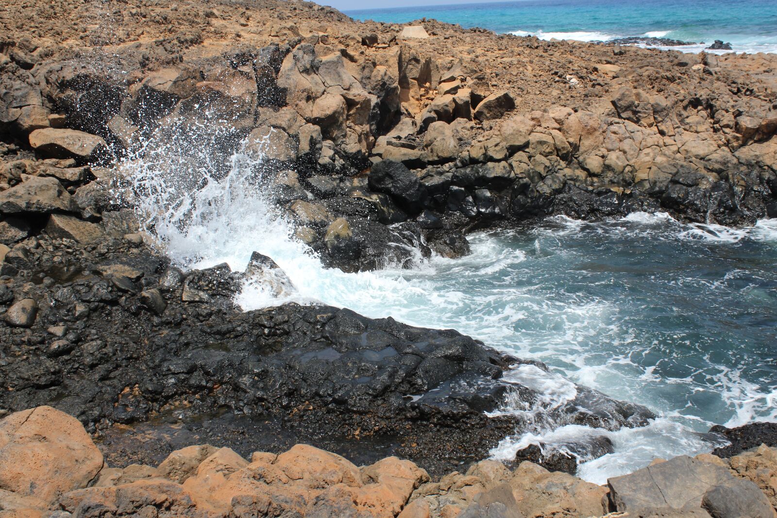 Canon EOS 600D (Rebel EOS T3i / EOS Kiss X5) sample photo. Waves, rocks, ocean photography