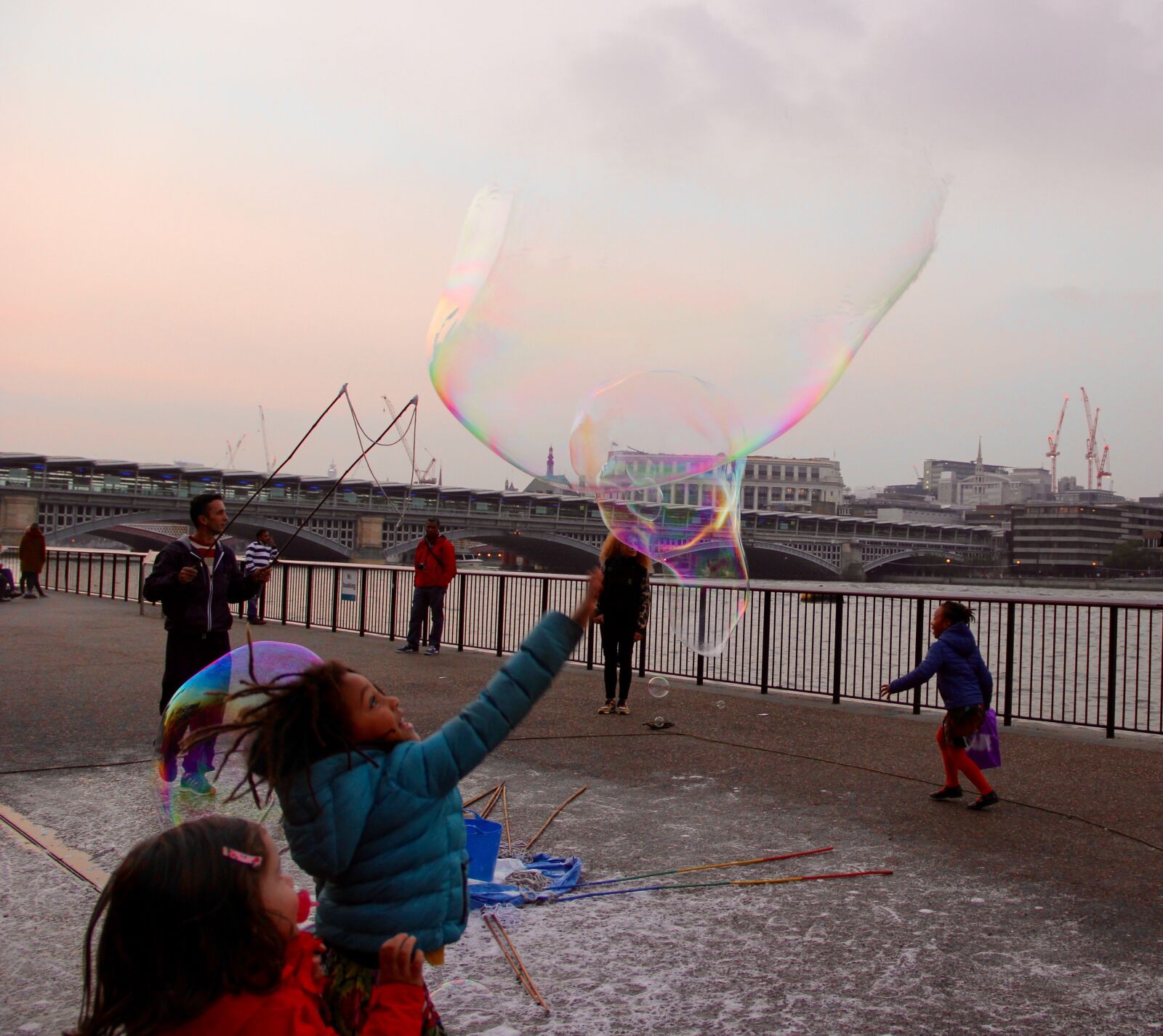 Canon EF-S 18-135mm F3.5-5.6 IS sample photo. Bubbles, street artist, children photography