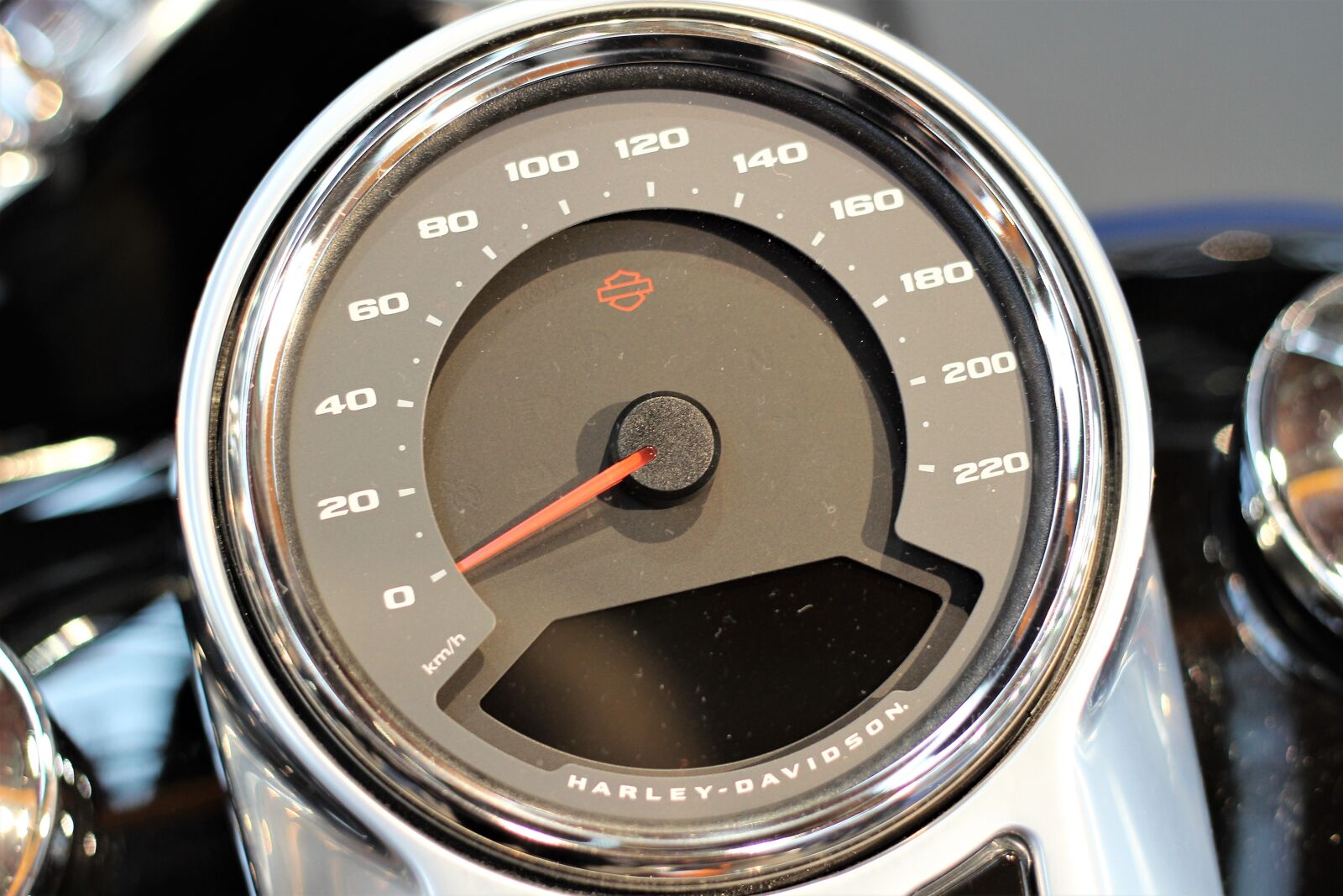 Canon EOS 600D (Rebel EOS T3i / EOS Kiss X5) + Canon EF 50mm F1.8 II sample photo. Motorbike harley davidson, speedmeter photography