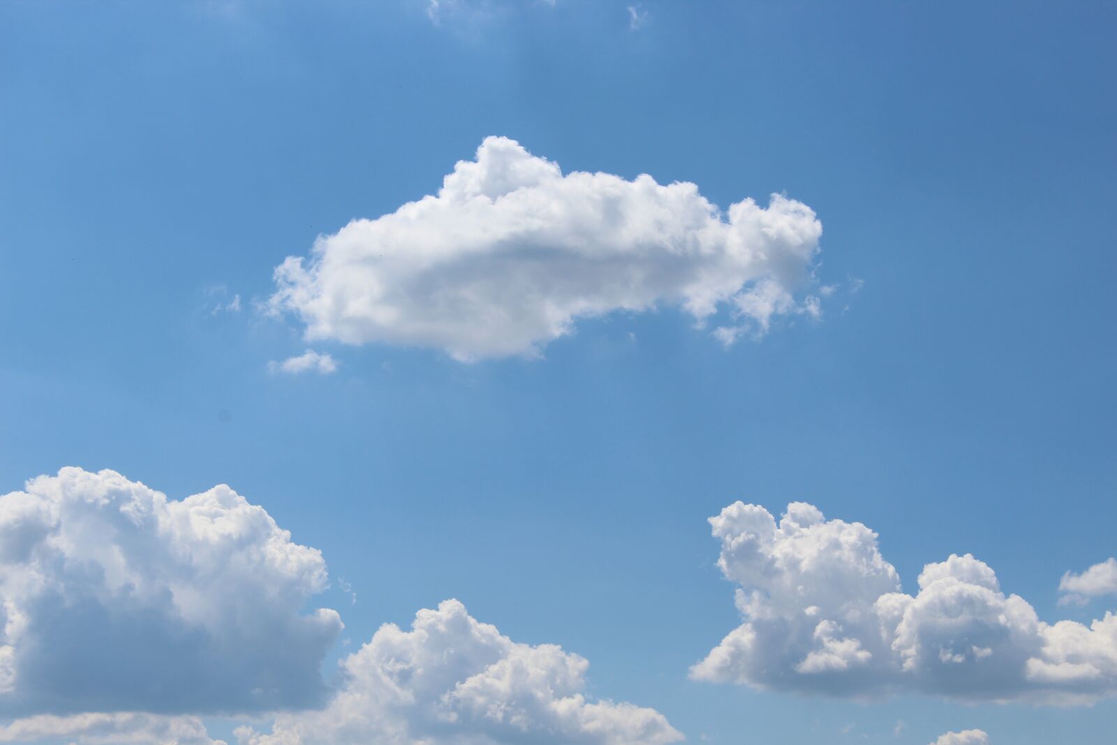 Canon EOS 1300D (EOS Rebel T6 / EOS Kiss X80) sample photo. Clouds, sky, background photography