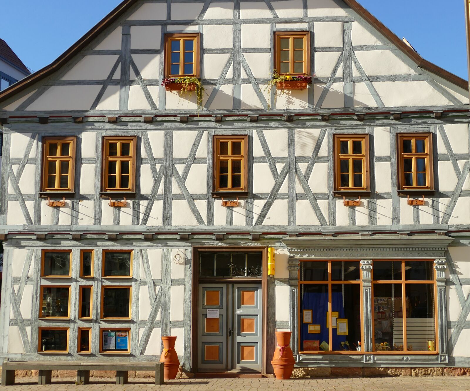 Panasonic Lumix DMC-FZ1000 sample photo. Truss, house, architecture photography