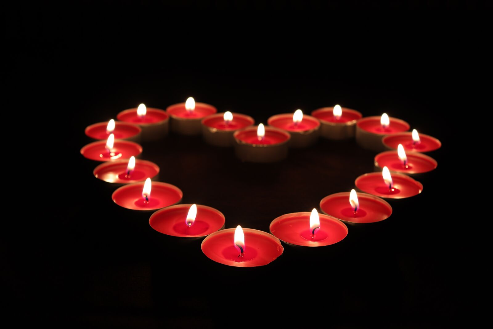 Canon EOS 800D (EOS Rebel T7i / EOS Kiss X9i) sample photo. Heart, candle, love photography