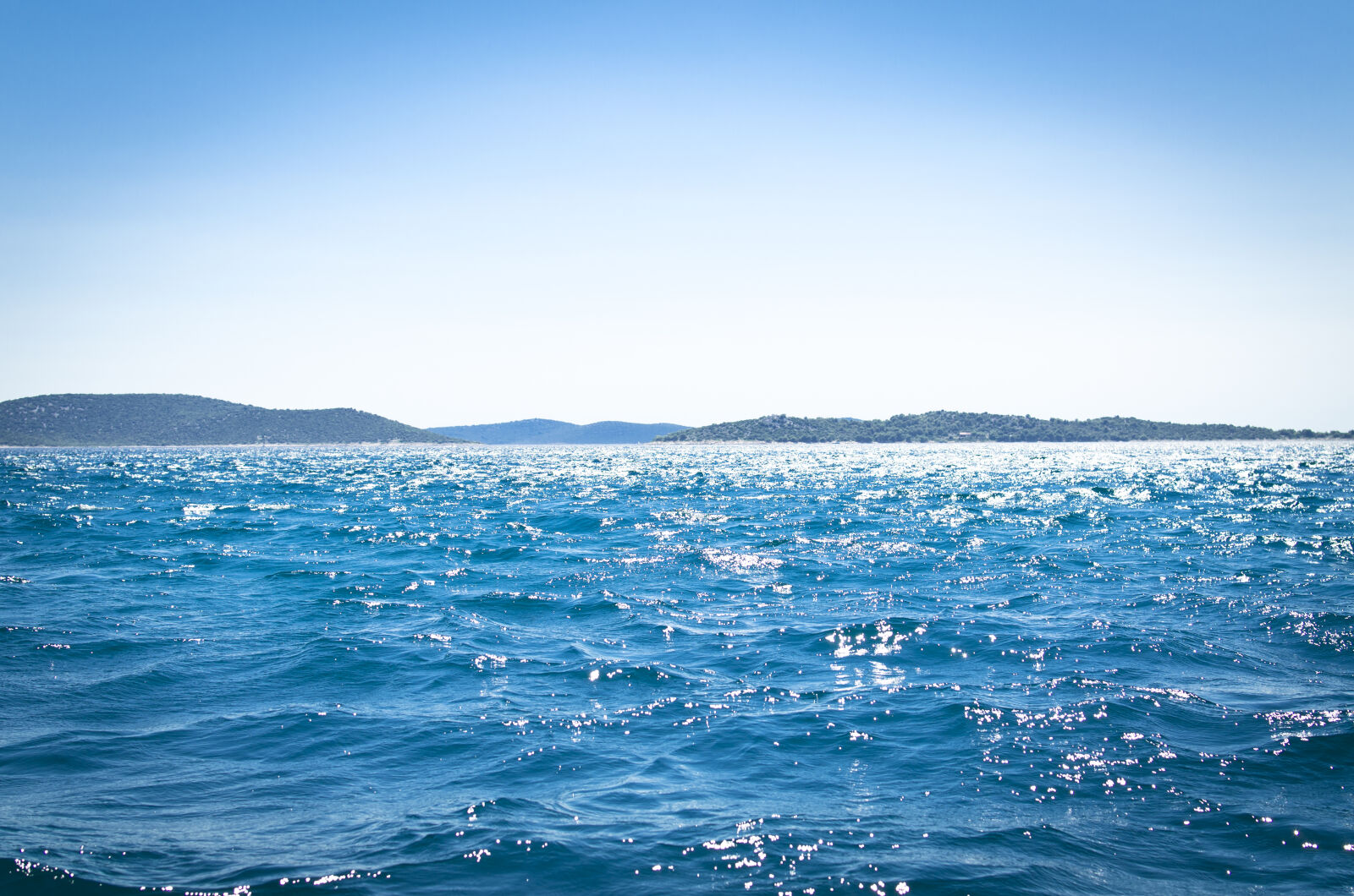 Nikon D5100 + Nikon AF-S DX Nikkor 35mm F1.8G sample photo. Background, blue, boat, color photography