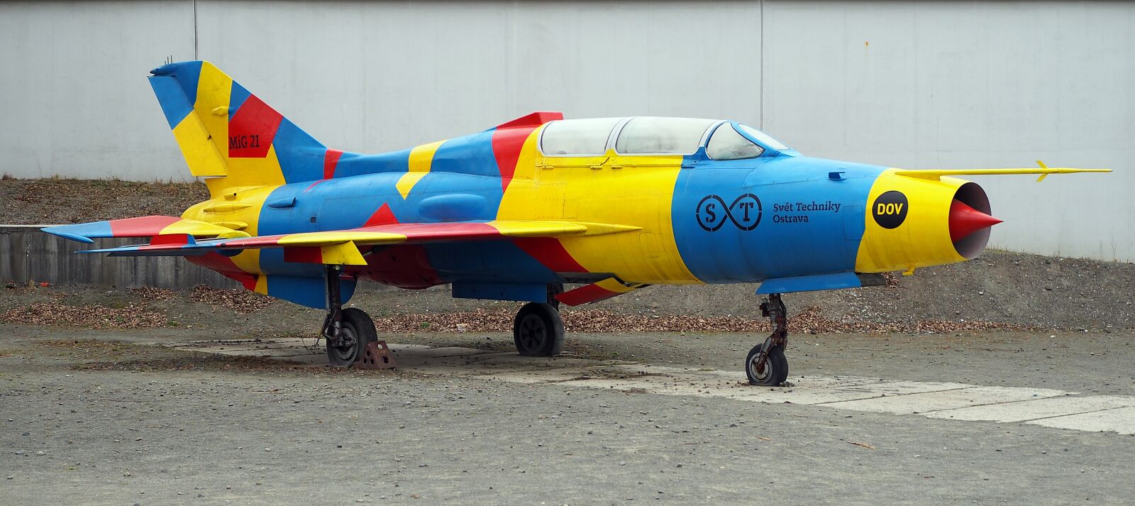 Olympus OM-D E-M10 II + LUMIX G 25/F1.7 sample photo. Mig 21, please don't photography