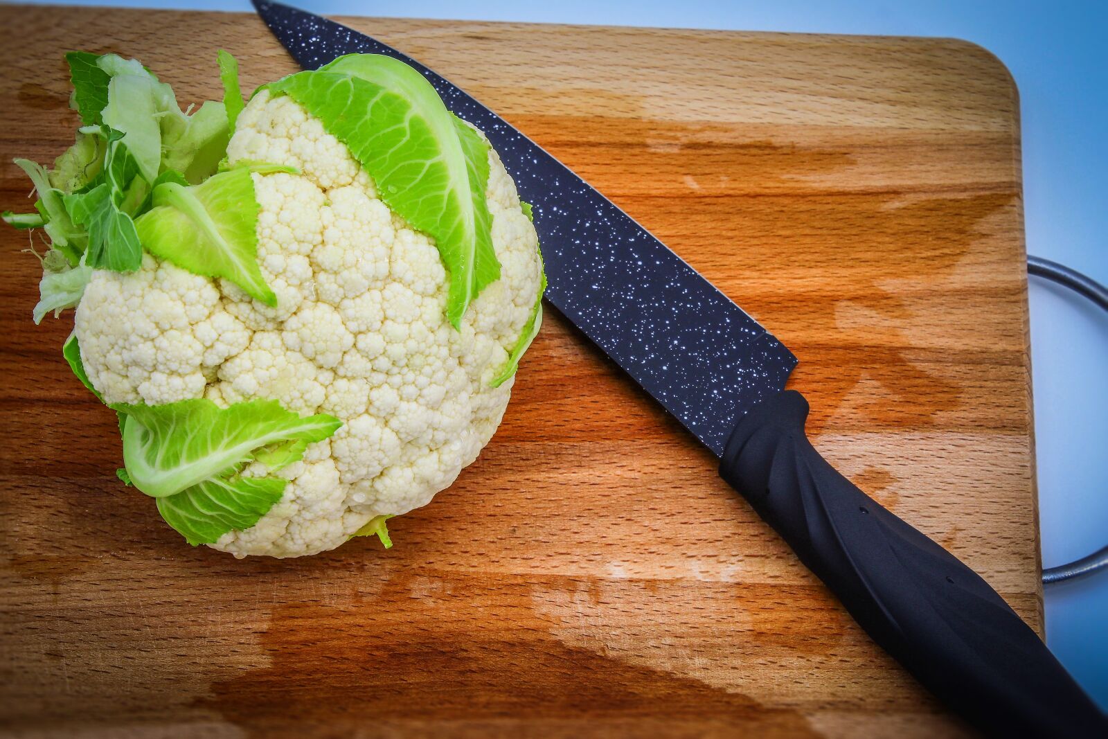 Canon EOS 4000D (EOS Rebel T100 / EOS 3000D) sample photo. Cauliflower, vegetables, ceramic knife photography