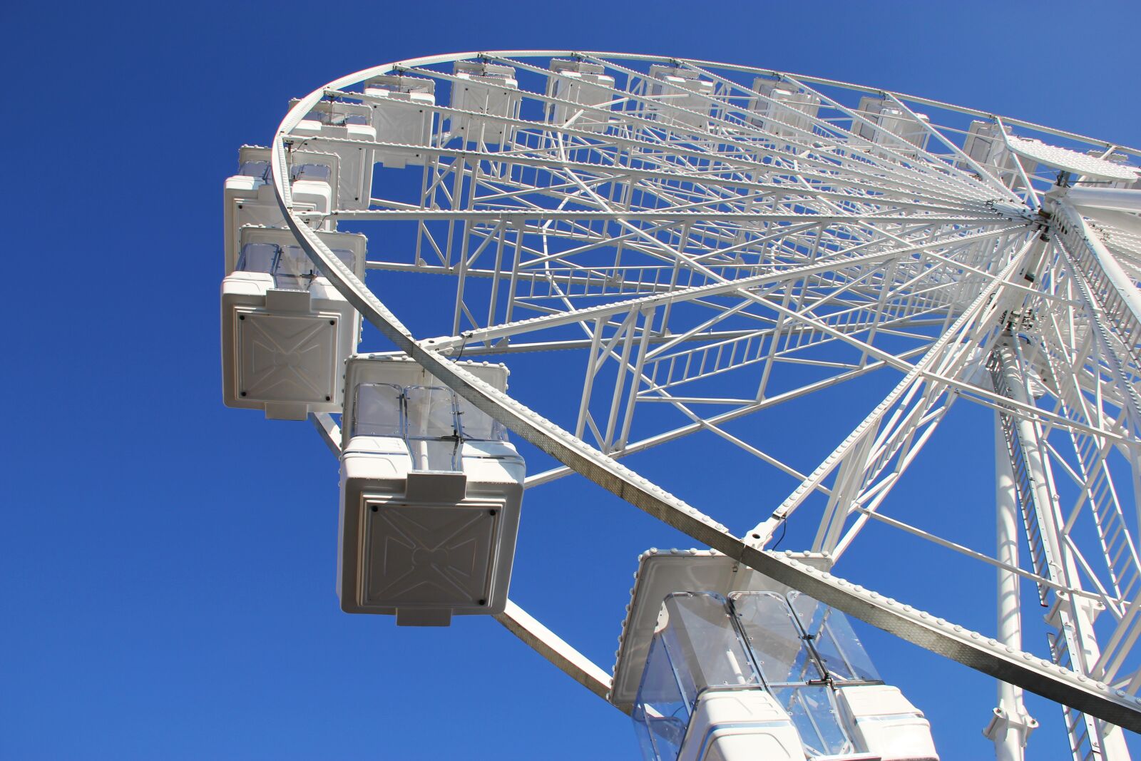 Canon EOS 550D (EOS Rebel T2i / EOS Kiss X4) sample photo. Ferris wheel, fairground, entertainment photography