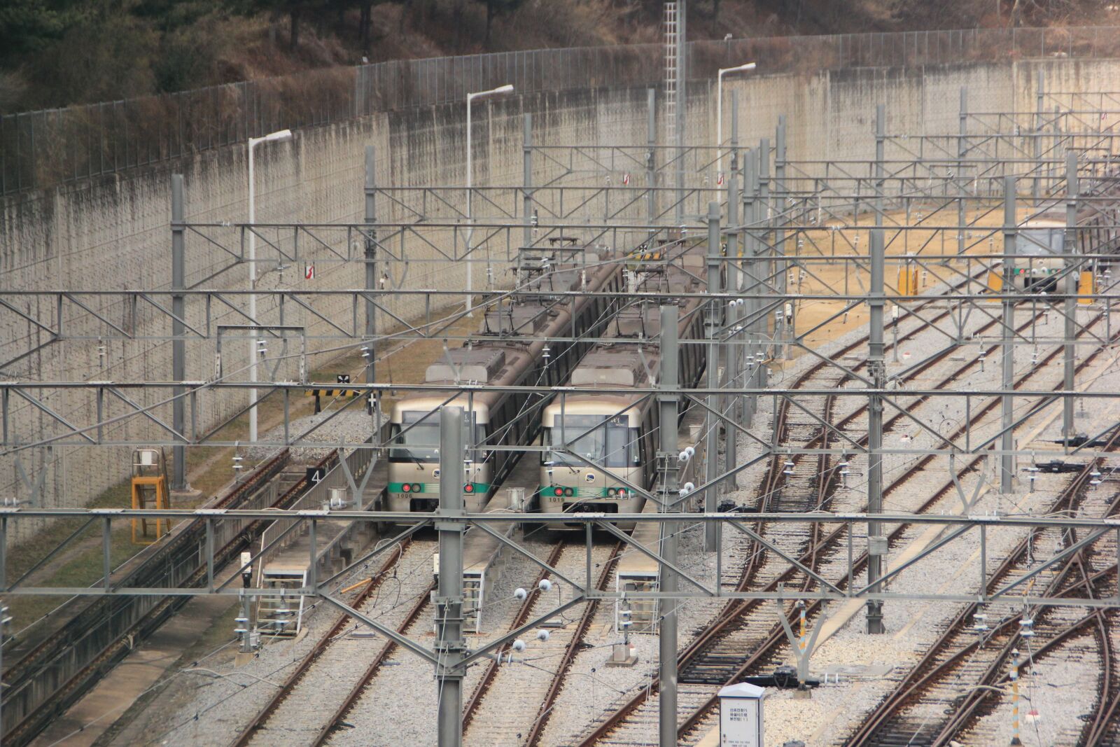 Canon EOS 600D (Rebel EOS T3i / EOS Kiss X5) sample photo. Korea, railway, transportation photography