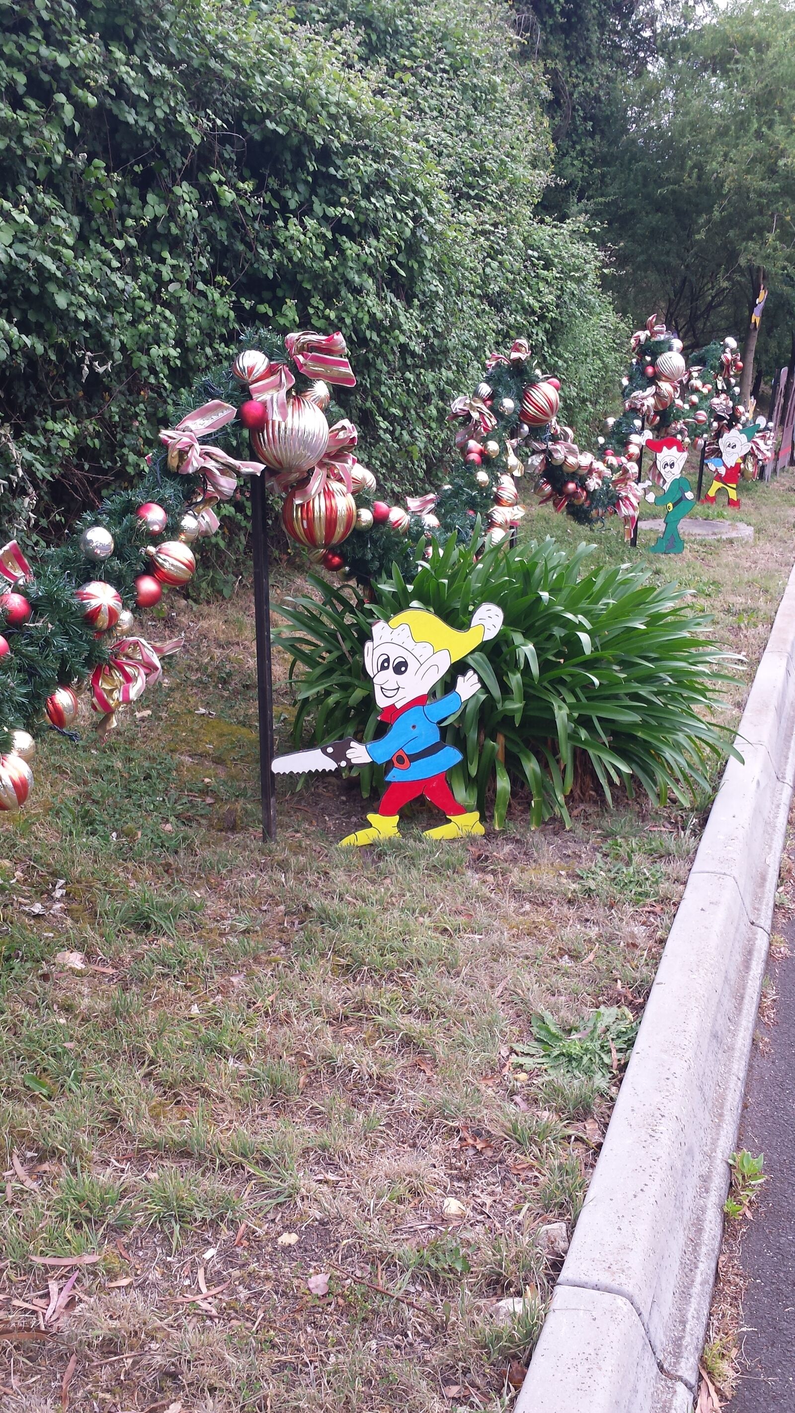 Samsung Galaxy S4 sample photo. Christmas, display, dwarfs, garden photography