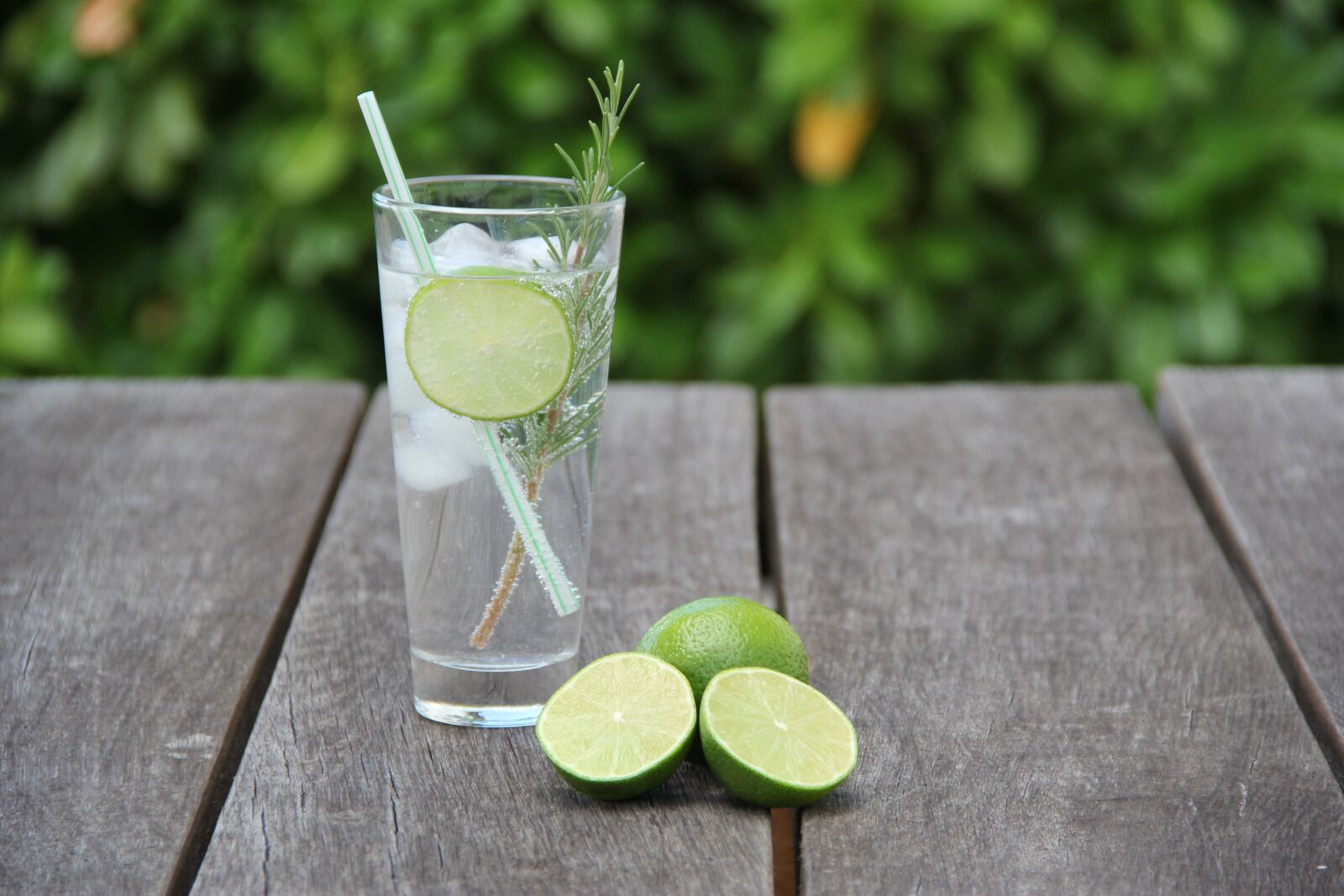 Canon EF-S 18-135mm F3.5-5.6 IS sample photo. Gin, tonic, cocktail photography