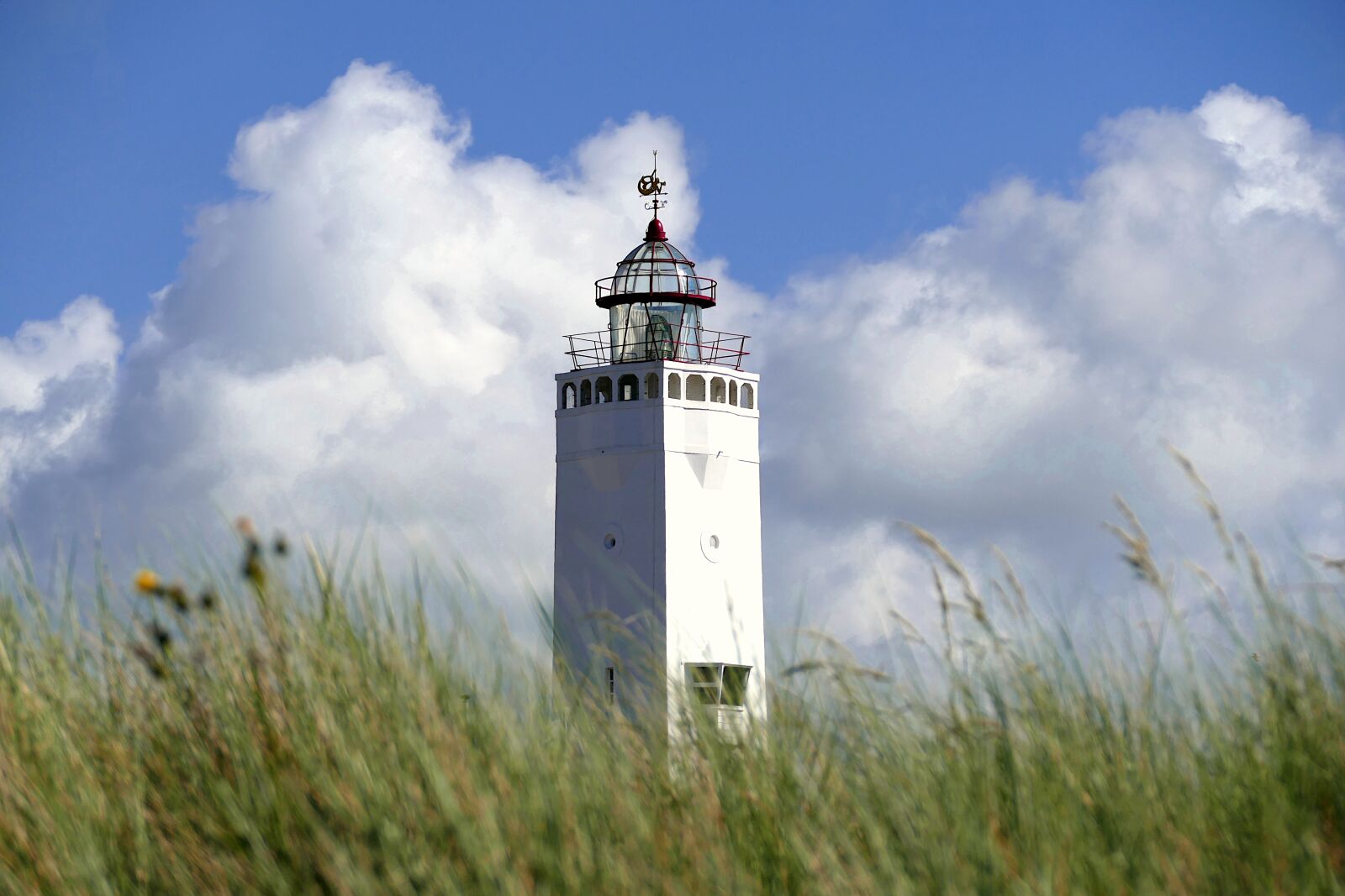 Panasonic Lumix DMC-FZ1000 sample photo. Lighthouse, dunes, beach photography
