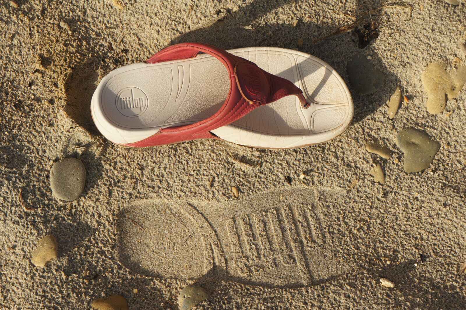 Sony Alpha NEX-3 + Sony E 18-55mm F3.5-5.6 OSS sample photo. Footprint, sand, fit-flop photography