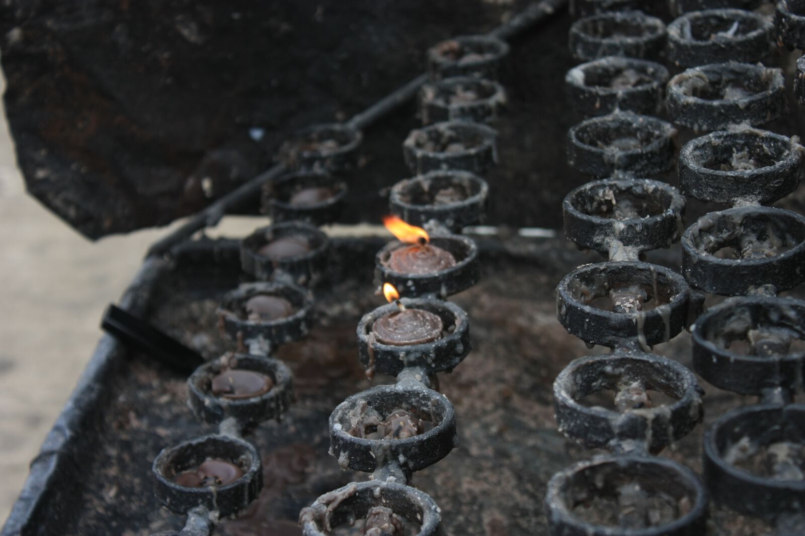 Canon EOS 450D (EOS Rebel XSi / EOS Kiss X2) sample photo. Candle, peace, shrine photography